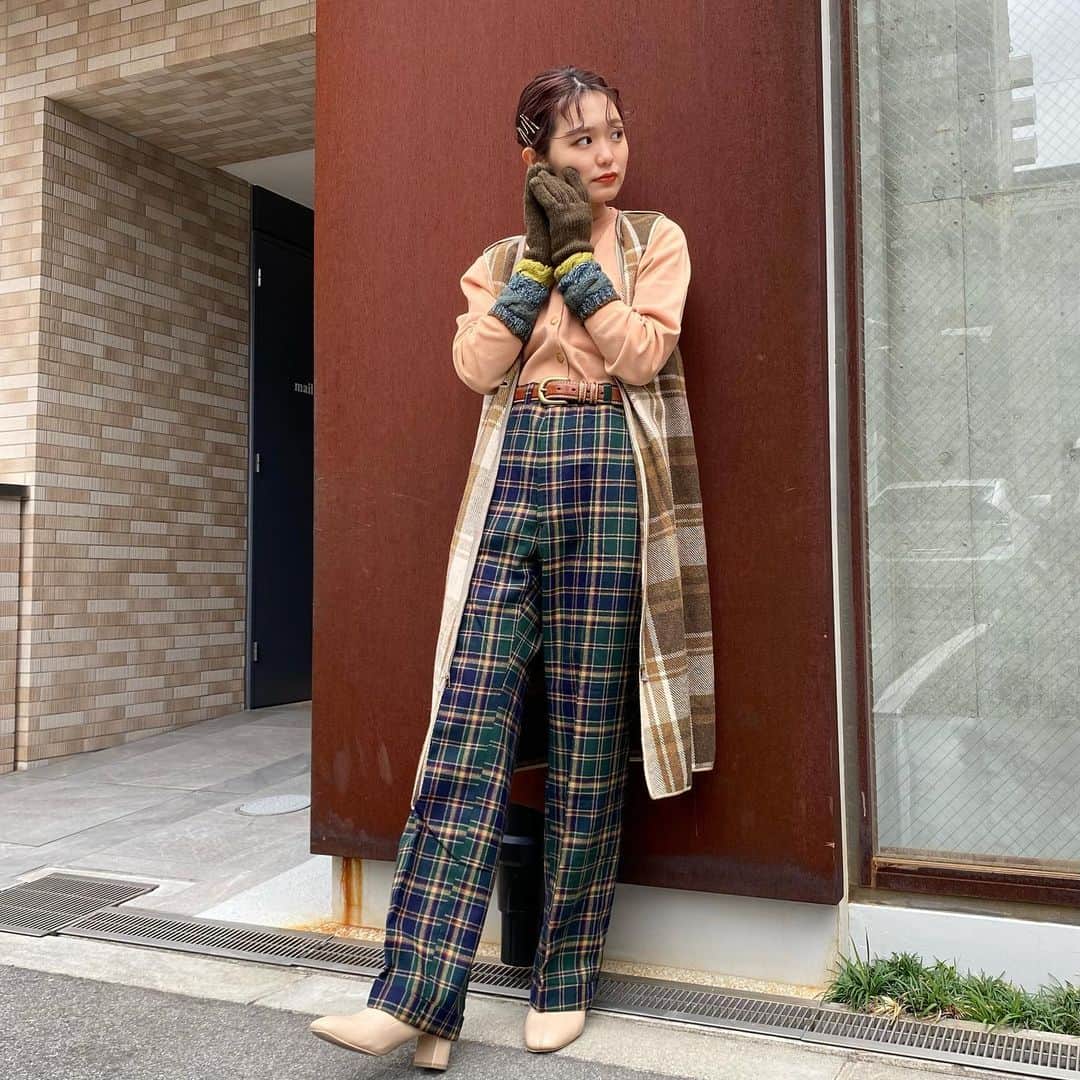 NUTTY Vintage&Collectibleのインスタグラム：「🍂NEW ARRIVAL🍂  ☑︎vtg "Alfred's" Autumn check straight pants ㅤㅤㅤㅤㅤㅤㅤㅤㅤㅤㅤㅤㅤ プレイフルな秋色に包まれて。 ㅤㅤㅤㅤㅤㅤㅤㅤㅤㅤㅤㅤㅤ 鮮やかな発色のチェックパンツに、滑らかな肌触りが特徴のカーディガンを合わせて。ライナーでいつもとは一味違うスパイスを。 ㅤㅤㅤㅤㅤㅤㅤㅤㅤㅤㅤㅤㅤ 長く愛せるわたしの定番の仲間入り ㅤㅤㅤㅤㅤㅤㅤㅤㅤㅤㅤㅤㅤ ㅤㅤㅤㅤㅤㅤㅤㅤㅤㅤㅤㅤㅤ ------------------------------------ 🛍NUTTY通販について🛍 ------------------------------------- ＜ONLINE STORE＞ VINTAGE▶︎http://nutty.theshop.jp/ USED SELECT▶︎https://nuttyselect.official.ec/ （プロフィールページURLよりjump🕊） ㅤㅤㅤㅤㅤㅤㅤㅤㅤㅤㅤㅤㅤ ＜VIDEO CHAT SHOPPING＞ テレビ電話をお繋ぎして、リアルタイムでご案内いたします。詳細は過去の投稿をご覧ください。」