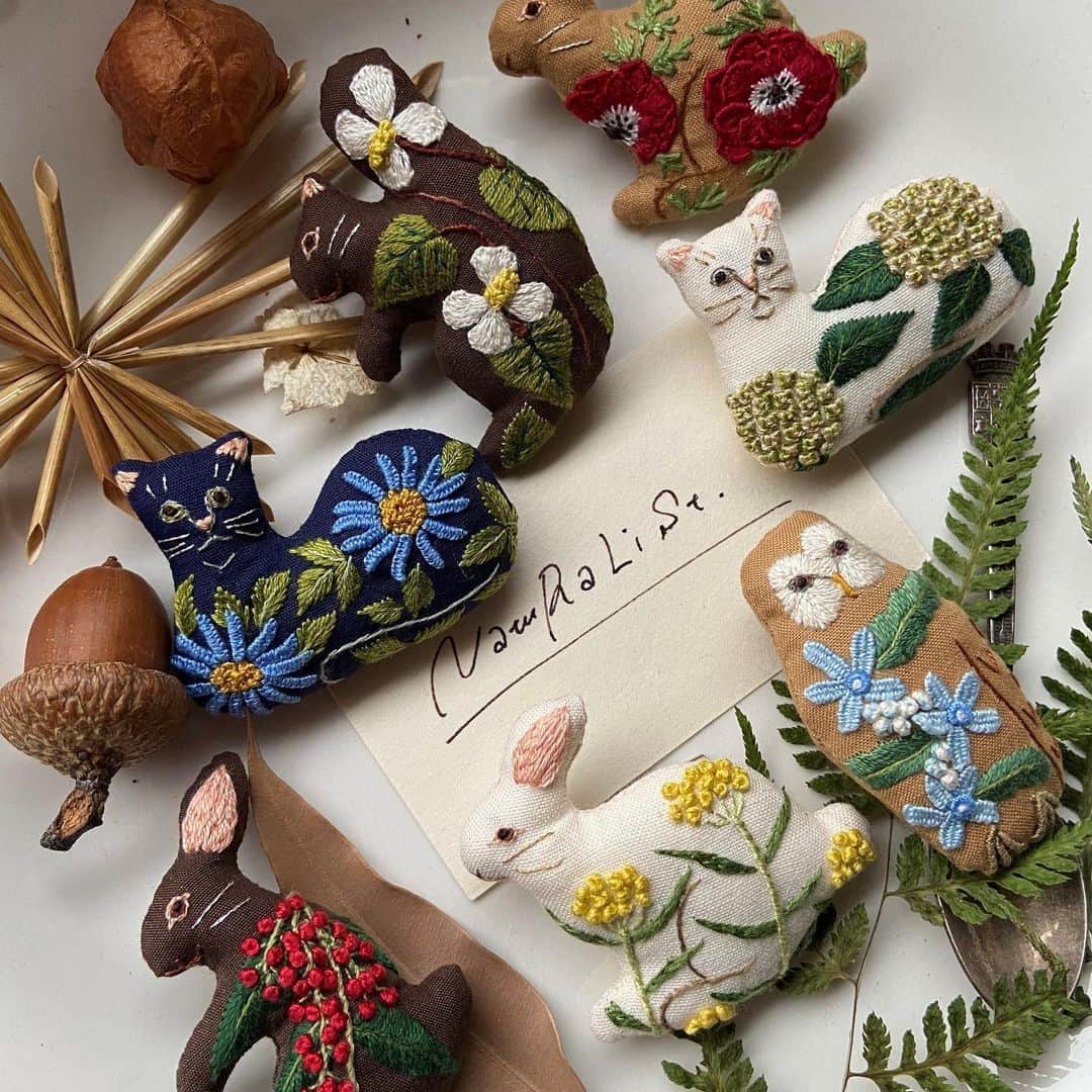 手紙社さんのインスタグラム写真 - (手紙社Instagram)「【「ブローチ博&耳飾りパーティー」出品者紹介：NatuRaLiSt.】﻿ 「世界にひとつのものを」をコンセプトに、動物や花をモチーフとしたブローチを制作する「NatuRaLiSt.」。一つひとつ手刺繍によって作られる“only one”の作品には、姿かたちも様々な猫や鳥たちに色鮮やかな花々が咲き誇ります。一期一会を大切に作られたブローチの中から、あなただけの1点を探してくださいね。  ▶︎詳細はプロフィール「@textilefabrics」のリンクより公式サイトへ！  ＜「新しいオンラインフェスティバル・布博」開催概要＞﻿ 出展者によるオンラインミーティング開催期間：2020年12月14日（月）〜19日（土） オンラインショップ開設期間：2020年12月14日（月）〜26日（土）﻿ ※出展者によって開設期間が異なります﻿ 会場：新しいオンラインフェスティバル・布博 公式サイト﻿ ﻿ ◎「新しいオンラインフェスティバル・布博」は3本立て！﻿ 1. オンラインミーティング（番組）﻿ 出展者のアトリエ紹介や制作工程、作品への愛などを出展者からリアルタイムで直接聞くことができる番組を配信。﻿ 2. オンラインショッピング 出展者による新作や、ここでしか買えない限定作品、もちろん、定番商品も購入することができます！﻿ 3. ライブ番組﻿ ミーティング最終日に豪華アーティストによる音楽ライブや、スタイリストによるファッションコーディネートやお悩み相談会を生中継でお届けします！  #手紙社#手紙舎#tegamisha#布博#nunohaku#zoom#zoom講座#オンライン講座#オンラインイベント#オンライン#オンライン配信#オンライン開催#新しいオンラインフェスティバル#新しいオンラインフェスティバル布博#ブローチ博&耳飾りパーティー#ブローチ#耳飾り#ピアス#イヤリング#brooch#pierce#earring#NatuRaLiSt.」11月25日 17時02分 - tegamisha