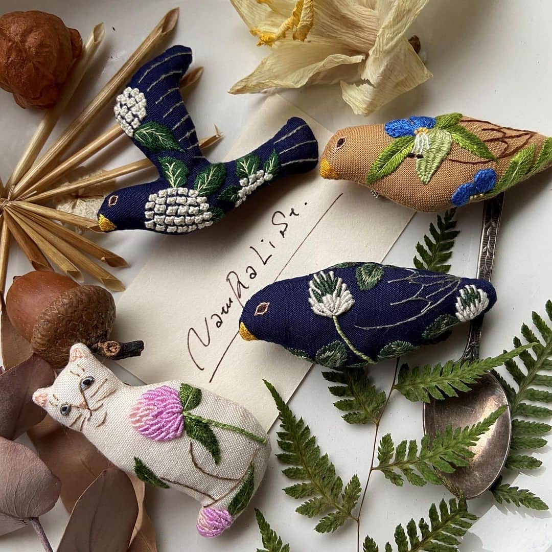 手紙社さんのインスタグラム写真 - (手紙社Instagram)「【「ブローチ博&耳飾りパーティー」出品者紹介：NatuRaLiSt.】﻿ 「世界にひとつのものを」をコンセプトに、動物や花をモチーフとしたブローチを制作する「NatuRaLiSt.」。一つひとつ手刺繍によって作られる“only one”の作品には、姿かたちも様々な猫や鳥たちに色鮮やかな花々が咲き誇ります。一期一会を大切に作られたブローチの中から、あなただけの1点を探してくださいね。  ▶︎詳細はプロフィール「@textilefabrics」のリンクより公式サイトへ！  ＜「新しいオンラインフェスティバル・布博」開催概要＞﻿ 出展者によるオンラインミーティング開催期間：2020年12月14日（月）〜19日（土） オンラインショップ開設期間：2020年12月14日（月）〜26日（土）﻿ ※出展者によって開設期間が異なります﻿ 会場：新しいオンラインフェスティバル・布博 公式サイト﻿ ﻿ ◎「新しいオンラインフェスティバル・布博」は3本立て！﻿ 1. オンラインミーティング（番組）﻿ 出展者のアトリエ紹介や制作工程、作品への愛などを出展者からリアルタイムで直接聞くことができる番組を配信。﻿ 2. オンラインショッピング 出展者による新作や、ここでしか買えない限定作品、もちろん、定番商品も購入することができます！﻿ 3. ライブ番組﻿ ミーティング最終日に豪華アーティストによる音楽ライブや、スタイリストによるファッションコーディネートやお悩み相談会を生中継でお届けします！  #手紙社#手紙舎#tegamisha#布博#nunohaku#zoom#zoom講座#オンライン講座#オンラインイベント#オンライン#オンライン配信#オンライン開催#新しいオンラインフェスティバル#新しいオンラインフェスティバル布博#ブローチ博&耳飾りパーティー#ブローチ#耳飾り#ピアス#イヤリング#brooch#pierce#earring#NatuRaLiSt.」11月25日 17時02分 - tegamisha