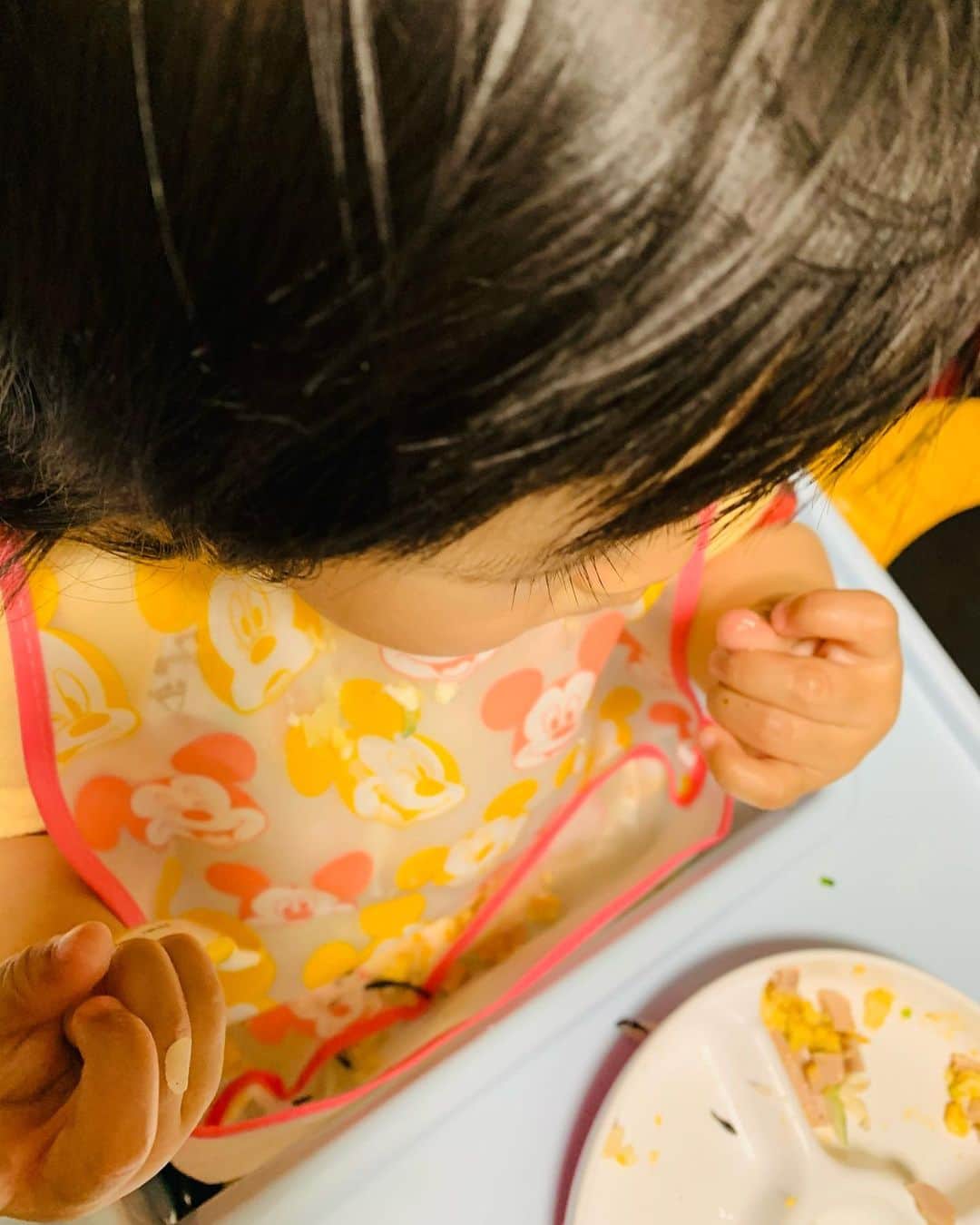 横山愛子さんのインスタグラム写真 - (横山愛子Instagram)「次女ちゃん！ 食事用エプロンつけて、手掴み食べさせたら…ぐっちゃぐちゃだけど💦💦 少し味をつけたらよく食べてくれる❤️❤️  長女の時は、ぐっちゃぐちゃになるから手掴み食べさせなかったのになぁ💦 #1歳 #手掴み食べ #2歳9ヶ月」11月25日 16時56分 - aiaiko8