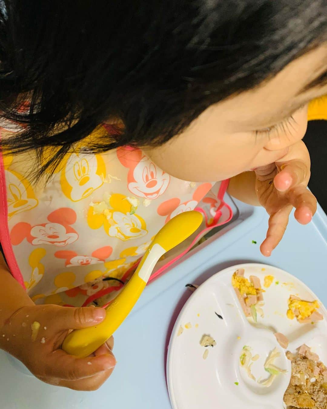 横山愛子のインスタグラム：「次女ちゃん！ 食事用エプロンつけて、手掴み食べさせたら…ぐっちゃぐちゃだけど💦💦 少し味をつけたらよく食べてくれる❤️❤️  長女の時は、ぐっちゃぐちゃになるから手掴み食べさせなかったのになぁ💦 #1歳 #手掴み食べ #2歳9ヶ月」