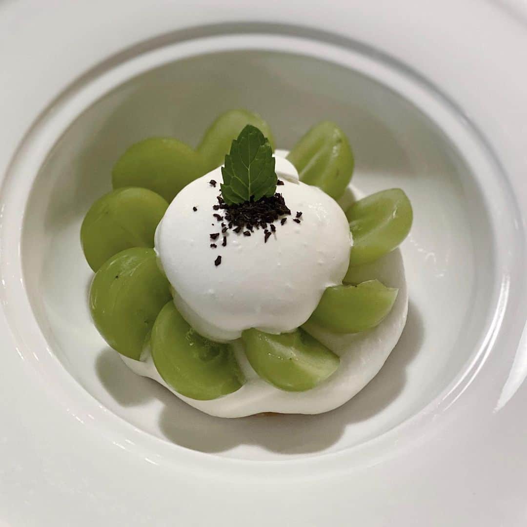 のインスタグラム：「たまらなかった🤤🤤🤤  シャインマスカットのタルト。 上にはウバがちょこんと。  ﻿ ﻿ ﻿ ﻿  #カフェ巡り#カフェデート#シャインマスカットスイーツ#タルト#吉祥寺カフェ#吉祥寺#コロモチャヤ#shinemuscat#tarte#sweets」