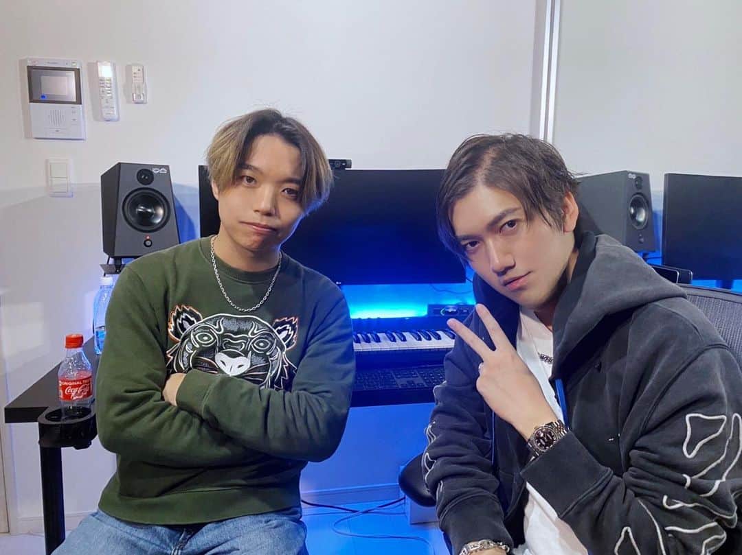 TeddyLoidのインスタグラム：「遂にJUVENILEくんと共作しました⚡️  5. After Rain feat. claquepot ＜JUVENILE & TeddyLoid＞  12/23リリース。 2020年の終わり、みんなに伝えたい楽曲になっています。  個人的には @takudj さんとのコラボ曲が楽しみ👍  ///  2020年12月23日リリース 「INTERWEAVE」 発売元：HPI Records 販売元：PCI MUSIC 価格：2,800円(+tax) / 品番：HPI-0004 販売形態：CD、ダウンロード、各種ストリーミング 1. INTERWEAVE 2. Into U feat. sheidA ＜JUVENILE & ☆Taku Takahashi＞ 3. Do Or Do not feat. おかもとえみ 4. AWESOME feat. May’n 5. After Rain feat. claquepot ＜JUVENILE & TeddyLoid＞ 6. プレイボーイ feat. 藤森慎吾 7. パパだから feat. 中尾明慶 8. 可能我有病(SICKEN ME) feat. Teresa 9. 君と僕の記録 feat. 福山潤 10. Flashlight feat. 百合香」