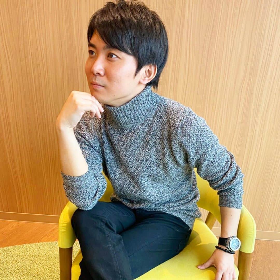 読売テレビアナウンス部のインスタグラム：「#他己紹介リレー  今回は、私 #立田恭三 が、 一期上の先輩・#山本隆弥 アナを 紹介いたします。  突き抜けた個性を発揮している山本さんは、 その場に本人がいなくても、 話題にのぼる確率はアナウンス部で断トツ！ 他の追随を許しません。  とにかく多趣味で、 そのこだわりがものすごいんです。  ひとつは、代名詞の「#鉄道」へのこだわり。  入社当初、山本さんのご自宅にお邪魔した際、 部屋いっぱいに広がった ミニチュア鉄道の #ジオラマ がお出迎え…！！  ものすごくリアルで、 見ていて男心をくすぐられるのは間違いなし。  新しく始められた個人インスタグラムで、 いっぱいアップしてほしいです！  次に、「モノマネ」へのこだわり。 山本さんのモノマネは、 意外性がたっぷり！  今までに見たことのないようなモノマネや、 身近な上司のモノマネまで その幅広さは、脱帽です。  そんな山本さんの話題が、ほら今も、 アナウンス部で花開いています。  本人不在なのに、 いつでもそこにいるみたいです！  これからもその「こだわり」で アナウンス部を盛り上げてくださいね～！  #ytv #関西 #アナウンサー #鉄道好き #モノマネ  #ウェークアップぷらす #ウェークアップ #アイドル好き #ジオラマ #個性 #黄金列伝 #ナレーション #大阪ほんわかテレビ #ほんわか」