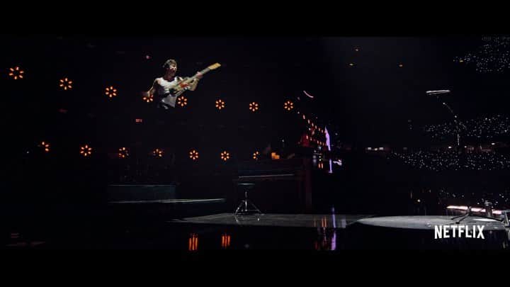 ショーン・メンデスのインスタグラム：「#LiveInConcert out now on @netflix 🖤」