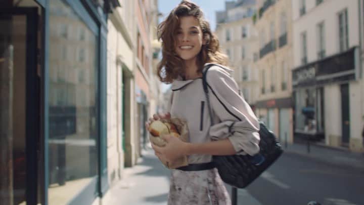 のインスタグラム：「Breakfast is served 🥐 Early mornings Très Paris with @longchamp   #LongchampTresParis #TresParis」