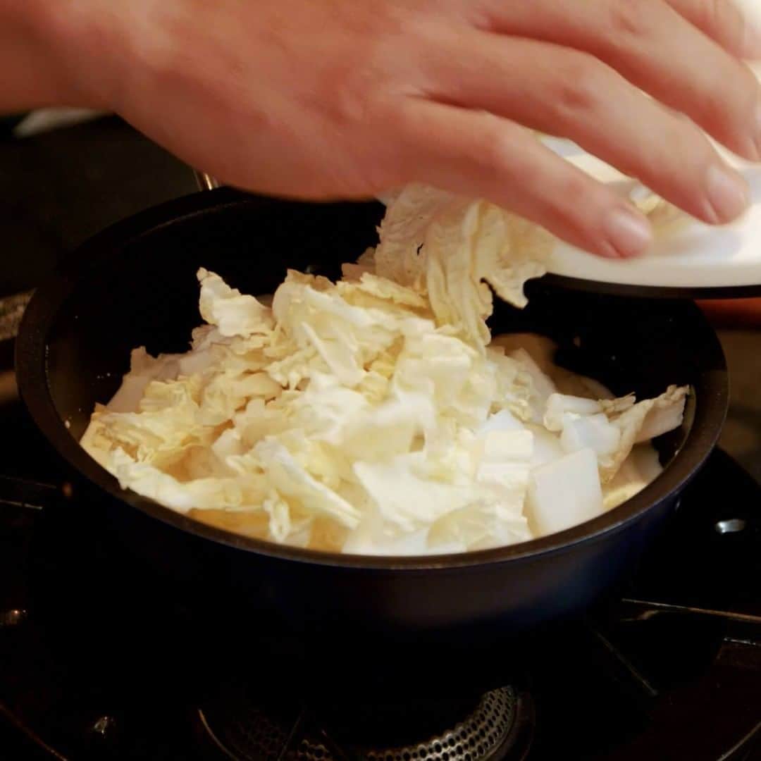 栗原心平さんのインスタグラム写真 - (栗原心平Instagram)「旬の野菜 #白菜 を使ったレシピ「ミルク白菜おじや」を作りました！  冷凍ごはんと残った白菜あれば気軽に作れます。  クリーミーな中華粥のようなやさしい味で朝食にぴったり。  漬物やなめ茸を添えても、おいしいです！  レシピはプロフィールのリンク＞LINE＞動画からご確認いただけます！ @gochisosamachannel  #家で作ろう #栗原心平 #shimpeikurihara #ごちそうさまチャンネル #レシピ #簡単」11月25日 17時00分 - gochisosamachannel