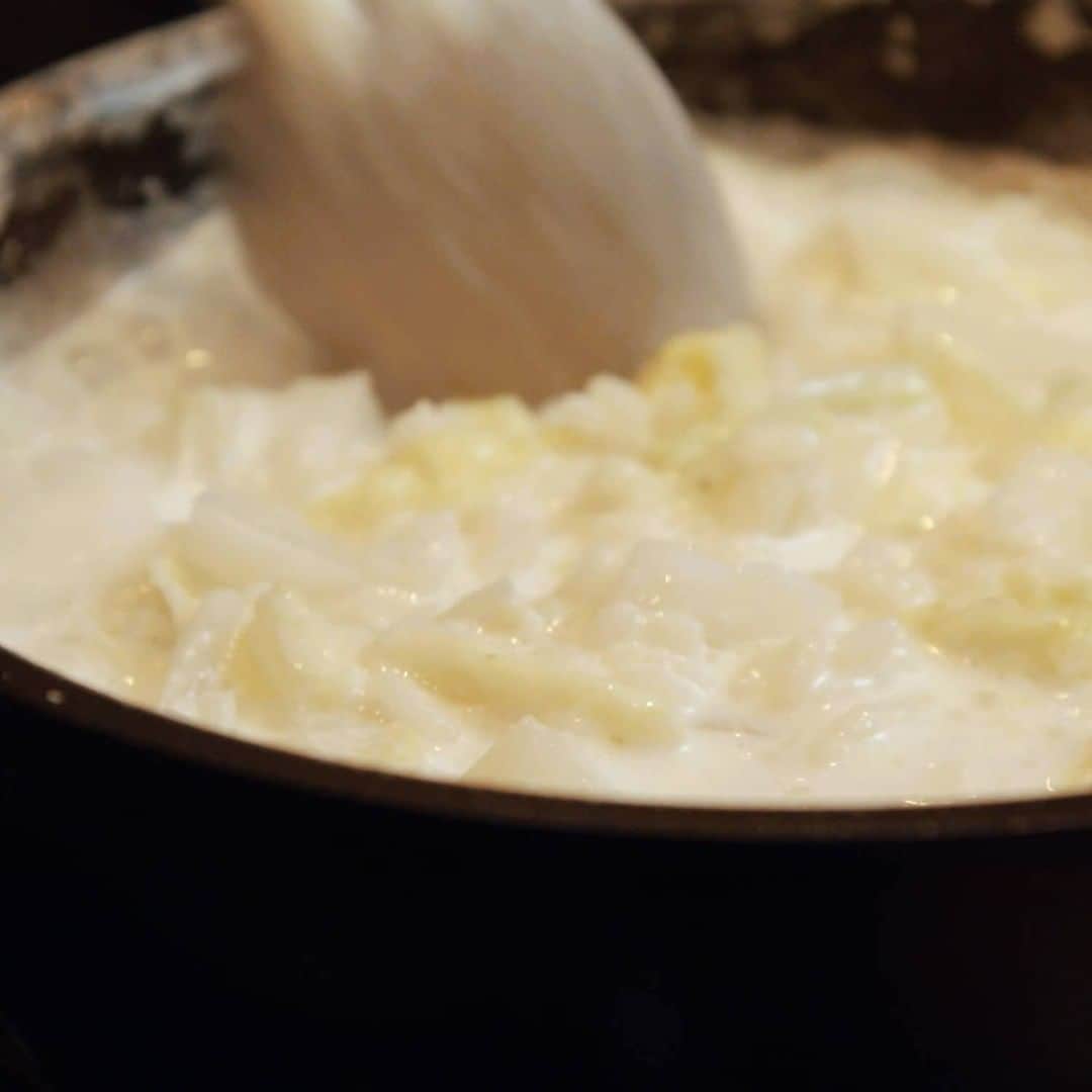 栗原心平さんのインスタグラム写真 - (栗原心平Instagram)「旬の野菜 #白菜 を使ったレシピ「ミルク白菜おじや」を作りました！  冷凍ごはんと残った白菜あれば気軽に作れます。  クリーミーな中華粥のようなやさしい味で朝食にぴったり。  漬物やなめ茸を添えても、おいしいです！  レシピはプロフィールのリンク＞LINE＞動画からご確認いただけます！ @gochisosamachannel  #家で作ろう #栗原心平 #shimpeikurihara #ごちそうさまチャンネル #レシピ #簡単」11月25日 17時00分 - gochisosamachannel
