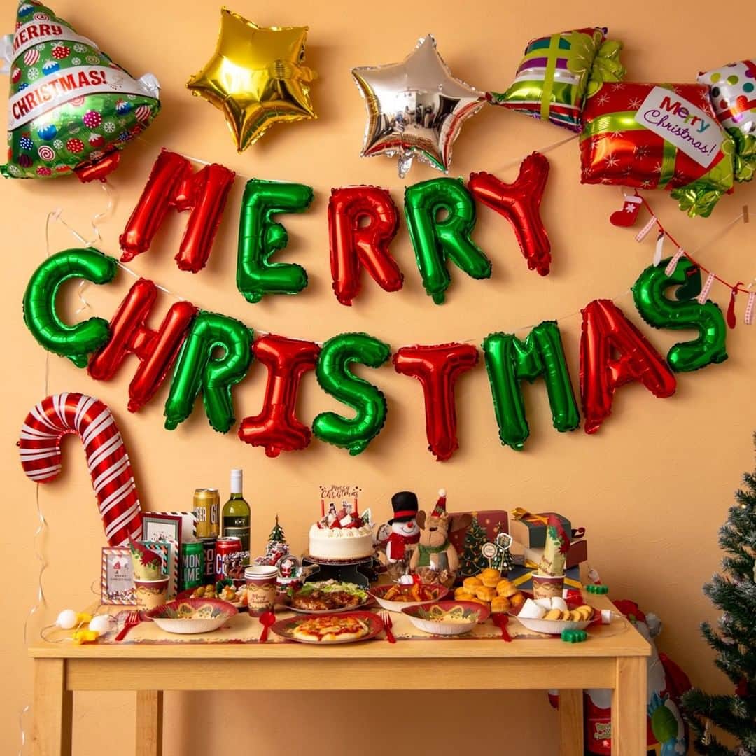 3COINSさんのインスタグラム写真 - (3COINSInstagram)「🎄 Old Christmas 🎄  大切な家族と、大切な人と… 今年はおうちで過ごすクリスマス  クリスマスアイテム第二弾は 『 Old Christmas 』をテーマに パーティーにピッタリなアイテムから ギフトバッグまで多数ご用意しております🎅  公式通販サイトではクリスマスツリーなど 第一弾のアイテムを販売しております。 @3coins_official プロフィールのURLよりご覧ください。  店舗により在庫が異なりますので、お立ち寄りの店舗までお問い合わせください。  #3COINS #スリーコインズ #スリコ #新商品 #新商品紹介 #クリスマス #クリスマスツリー #プチプラ #プチプラアイテム #おうち時間 #🎄 #おうちクリスマス #おうちクリスマスパーティー #パルクローゼット #通販 #クリスマスプレゼント #ギフトバッグ #クリスマスバルーン #バルーン #プチプラ #🍰 #ケーキスタンド #プレゼントボックス #プレゼント」11月25日 17時00分 - 3coins_official