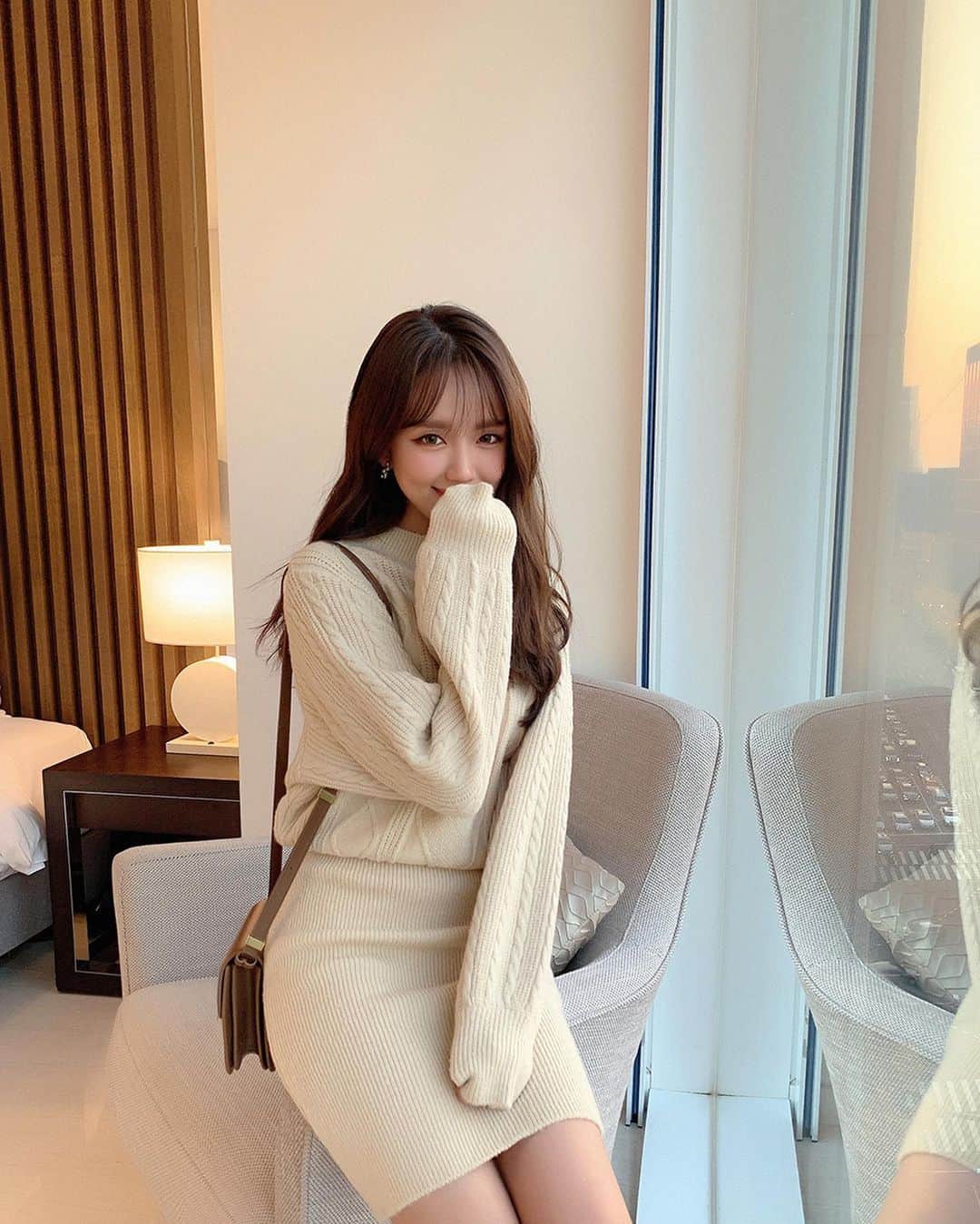 Chuuのインスタグラム：「🎀츄X셀럽쇼퍼🎀  셀럽쇼퍼 @seoji72 서지님이 직접 셀렉한 니트 원피스🤎  케이블 디테일의 니트 원피스로 상의 부분은 살짝 여유 있는 핏이고 허리부터 H라인으로 촤악 달라붙는 스커트라인~ 무릎 위까지 올라오는 미니 기장으로 서지님처럼 롱부츠와 함께 코디하면 멋스러운 스타일링이 될거에요!!  코트, 패딩재킷과 같은 아우터와 함께 레이어드 코디 해주세요✨  #chuu#츄#셀럽쇼퍼#데이트룩#연말룩#데이트룩추천#좋아요」