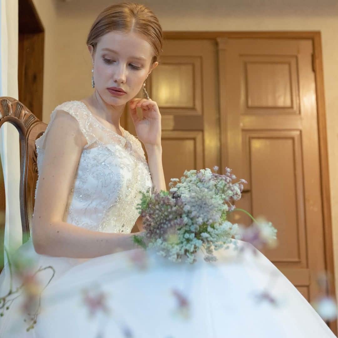 fino_wedding【フィーノ公式】さんのインスタグラム写真 - (fino_wedding【フィーノ公式】Instagram)「デコルテラインにはレースを あしらった清楚なドレス。 . 大人花嫁に 着ていただきたい一着です。 . 花嫁ヘアは アップスタイルでまとめることで よりすっきりとした印象になりますよね。 . . @fino_wedding . . ---------------------------  ♡公式ホームページ https://www.fino.wedding/ . ☎️：054-280-2525 静岡：@fino_shizuoka 富士：@fino_fuji 沼津：@fino_numazu 和装：@finohanayome  --------------------------- #fino #静岡 #静岡花嫁 #weddingdress #wedding  #ウェディングドレス #カラードレス #カクテルドレス #ドレス迷子中 #ドレス迷子の花嫁さんを救いたい #ドレス選び #ドレス試着 #試着レポ #試着ドレス #結婚式コーデ  #ウエディングレポート #少人数ウエディング #プレ花嫁2020 #プレ花嫁2021 #プレ花嫁準備 #プレ花嫁応援  #プレ花嫁静岡 #2020秋婚 #2020冬婚  #ウェディング #プロポーズ #お色直し  #婚約しました #婚約中」11月25日 17時00分 - fino_wedding