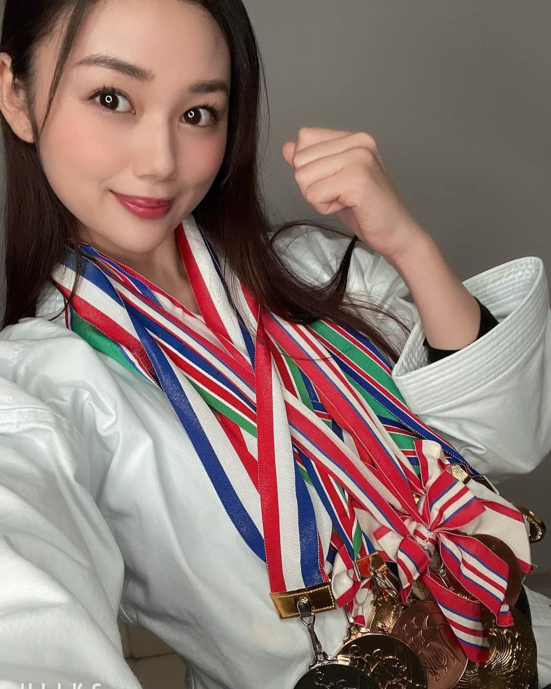 長野じゅりあのインスタグラム：「・ ・ メダル、トロフィー、たて、賞状の数が半端ない長野です。 ・ 全部数えてみたいwww ・ #メダル　#空手　#道着　#黒帯　#格闘技　#武道　#女の子」