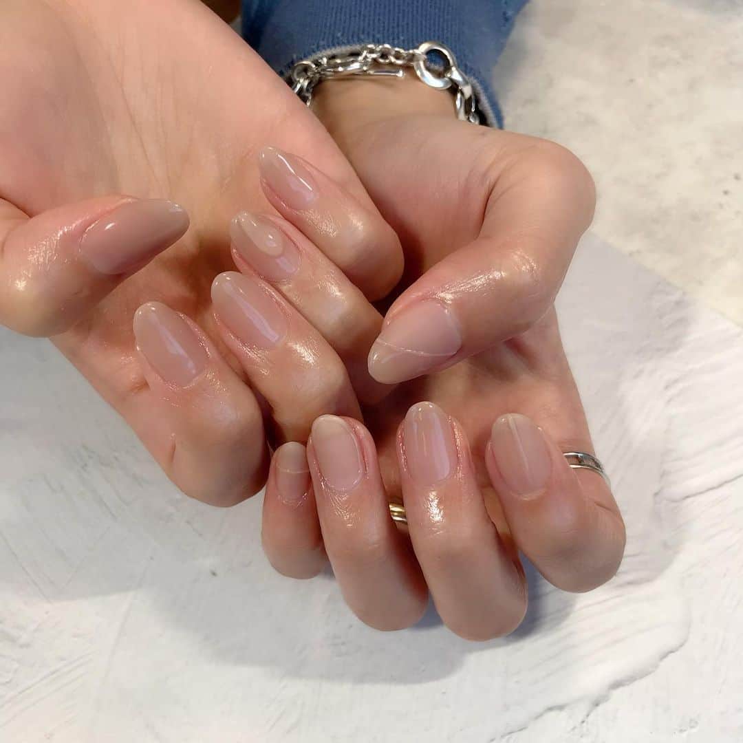 のインスタグラム：「New nail💅 (@says_nail )  自分史上No.1のナチュラルネイルです 右手はちゅるんな感じに薬指だけぽちょん 左は艶とマットが共存してます 透明なラインもこだわりです🤗  一見ネイルしてないようにも見えるんだけど よく見ると可愛いじゃんっていうネイルが好きです。😌  #akita #nail #handnail #ナチュラルネイル #一色ネイル #艶とマット」