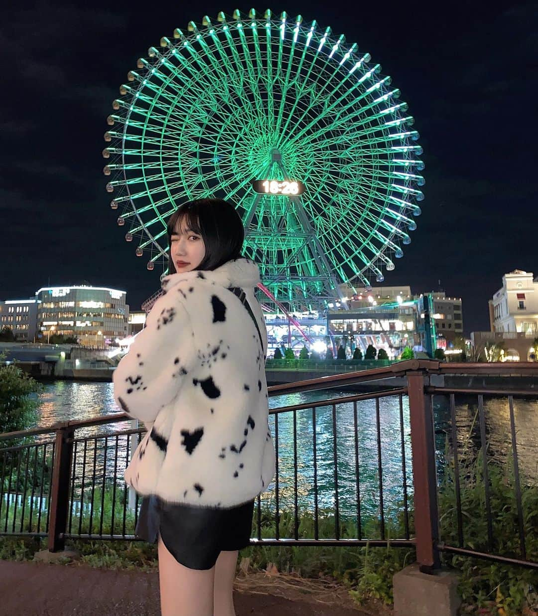 河崎みーなさんのインスタグラム写真 - (河崎みーなInstagram)「夜の遊園地が一番好き🖤🎢 だけど観覧車は乗れません🐮 . .」11月25日 22時35分 - minakawasaki