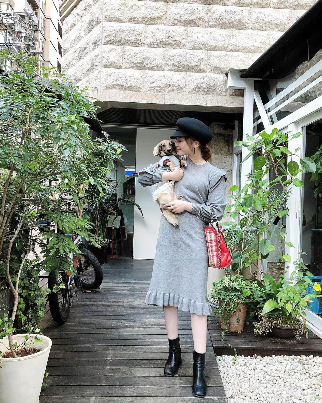藤川沙弥のインスタグラム：「リン🐶とグレーのお洋服で リンクコーデした日🤍笑 opは　@vicky___official  楽チンなのにフリルがついてたり お袖もぽわんとなっててきちんと感💯  いま冬の人気アイテムが50名様にあたる お得なキャンペーンが開催中みたい♡ ぜひチェックしてみてね🐻‍❄️✨  #jlounge_style #vicky #ビッキー」