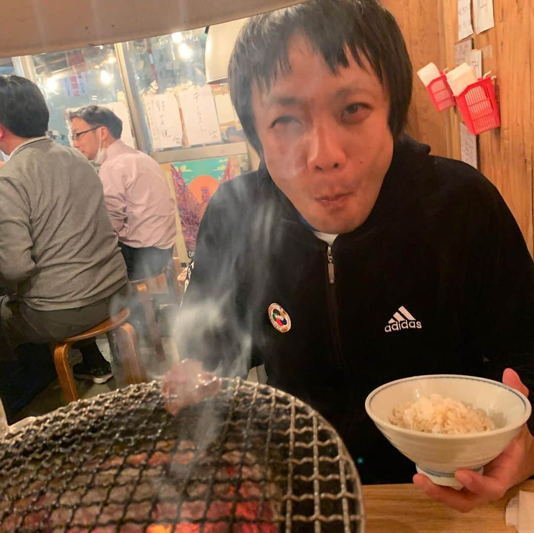 アイアム野田のインスタグラム：「【野田の脳内彼女よっちゃんへ】 かわいい後輩を野田がお気に入りの焼肉屋に連れて行ってあげたよ。ご覧なさい笑　こんな一生懸命頬張って飯食う後輩が可愛くないわけがないよ😊今度よっちゃんも一緒にこの焼肉屋行こうね！」