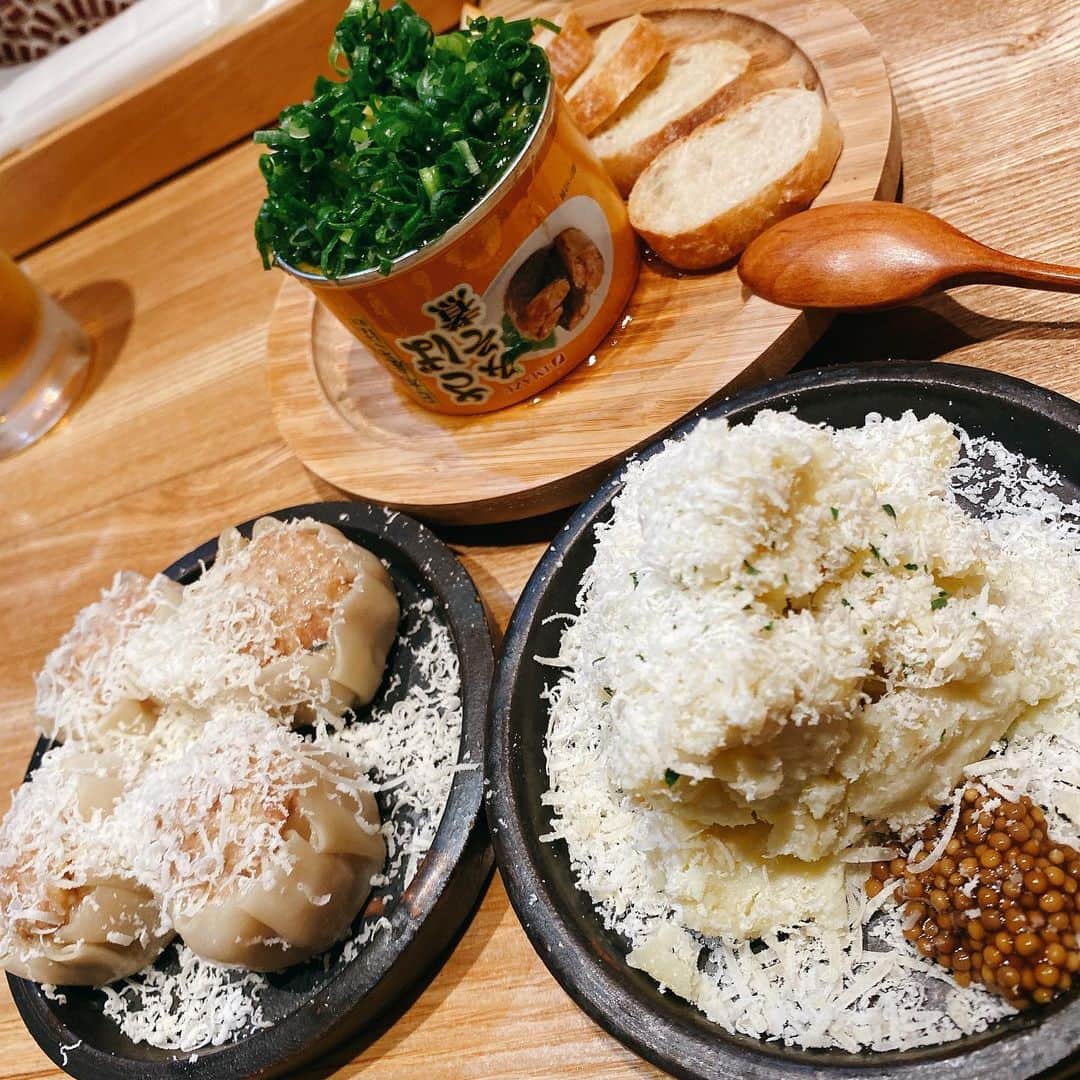 のインスタグラム：「《🐙#梅田　#大衆肉スタンドペロペロ》﻿ ﻿ 🐟鯖缶アヒージョ（¥550）﻿ 🧀チーズon蒸焼売(¥420)﻿ 🥗トリュフ薫るチーズポテトサラダ(¥420)﻿ 🥩京鴨ユッケ（¥680）﻿ 🧀流れる焦がしチーズケーキ（￥550）﻿ ﻿ ﻿ 前の投稿の続きっ﻿ ﻿ 朝昼抜かして食べに行った私たちの胃袋は安定にブラックホール、、﻿ ﻿ ﻿ 🐟鯖缶アヒージョは（1枚目）﻿ ﻿ 缶の中にアヒージョがあって上にネギがたっぷりで見た目もちょー映え✨✨﻿ ﻿ アヒージョ自体あんまり食べたことないけど、しっかり味がついてて、中に魚と柔らかいけどシャキッとしてる玉ねぎが最高に美味しかったっ❕❕﻿ ﻿ 友達曰く、一推しらしい、笑﻿ ﻿ ﻿ ﻿ 🧀チーズon蒸し焼売は（1枚目）﻿ ﻿ ほんまに焼売？！っていうぐらい中のお肉がぎっしり詰まってるせいで、皮がはち切れちゃうんじゃないか！っていうぐらいお肉がぎゅうぎゅう😳❕❕﻿ ﻿ お肉自体めっちゃ弾力があって、脂で肉汁！！っていうより肉肉しい！！！﻿ ﻿ １つがめっちゃ大きくて食べ応えあるし、﻿ 上に大量の細かいチーズがかかってて、チーズの味もしっかりしてて美味しかったぁ、！﻿ ﻿ ﻿ 🥗トリュフ薫るチーズポテトサラダは（1枚目）﻿ ﻿ トリュフをほとんど食べたことないからわからんけど、風味が美味しい✨﻿ ﻿ チーズ感がすごく強いからポテトサラダもいつもより大人っぽい味になるっ❕❕﻿ ﻿ サイドについてるタフマニアンマスタード？！とすごく合う！！﻿ ﻿ ﻿ ﻿ 🥩京鴨ユッケ（4枚目）は﻿ ﻿ もう最高のひとこと。﻿ ﻿ いくらとユッケがすごいあってネギの風味もすごいの🤩﻿ ﻿ あと黄身にも味がついててめっちゃハマる味っ﻿ ﻿ ユッケの歯応えも抜群ですーーっぐなくなった、笑﻿ ﻿ あんまりいくらを食べへん私が初めていくらをめっちゃ美味しいって思ったかも。﻿ ﻿ ﻿ ﻿ 🧀流れる焦がしチーズケーキ（6枚目）﻿ ﻿ これを目当てで行ったって言っても過言ではないこの待ちに待ったチーズケーキ！！！﻿ ﻿ 流れてきた部分はプリン？！って思うぐらい甘くて、中のチーズケーキもすぐ口の中で溶けちゃう！！、﻿ ﻿ しかも下にはチョコレートが敷いてあって、、、﻿ 好きな物同士の組み合わせ、、幸せすぎました🥰﻿ ﻿ 多分2人で分けたからかもやけど1分経たんうちに完食🤣﻿ ﻿ ﻿ ﻿ 今回はほんまに食べすぎたのはわかってます。﻿ ﻿ でも、どれも箸が進む🥢﻿ ﻿ ﻿ ﻿ \チーズケーキ、、毎日食べたい/﻿ ﻿ ___________________________________________﻿ ﻿ ❤️ 大阪府大阪市北区堂山町8-16 ﻿ 💗梅田駅から🚶‍♀️15分﻿ 💛17時〜24時﻿ 💚定休日なし﻿ 💙予約可﻿ 🤍24席﻿ ___________________________________________﻿ ﻿ #梅田グルメ #大阪 #大衆肉スタンドペロペロ #梅田ディナー  #アヒージョ #ポテトサラダ #チーズ #ユッケ #焼売 #チーズケーキ #🧀 #映え #居酒屋 #居酒屋グルメ #大阪グルメ #ディナー #夜ご飯  #instafood #instagram #food #foodstagram #食べ物 #食べるの好きな人と繋がりたい #飯テロ #食テロ #ご飯 #グルメ #肉 #ラビグルメ」