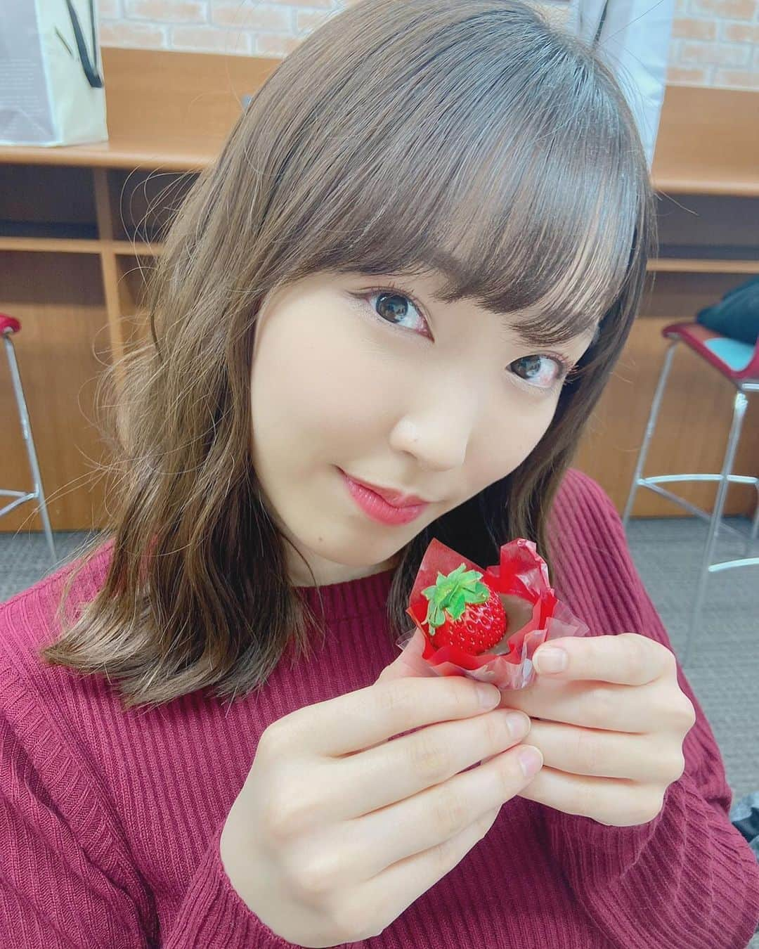 譜久村聖さんのインスタグラム写真 - (譜久村聖Instagram)「差し入れで頂戴した🍓AUDREY🍫 美味しすぎてびっくり‼︎‼︎  ホントに美味しいのでみんな 食べてほしい←(°▽°)─♡  photo  by あかねちん #羽賀朱音   #morningmusume20 #モーニング娘20 #譜久村聖 #オードリー #いちご #チョコ #生チョコ　#デザート #最高 #リアクション #良すぎ #休憩時間 #strawberry #audrey #sweet」11月25日 22時30分 - mizuki_fukumura.official