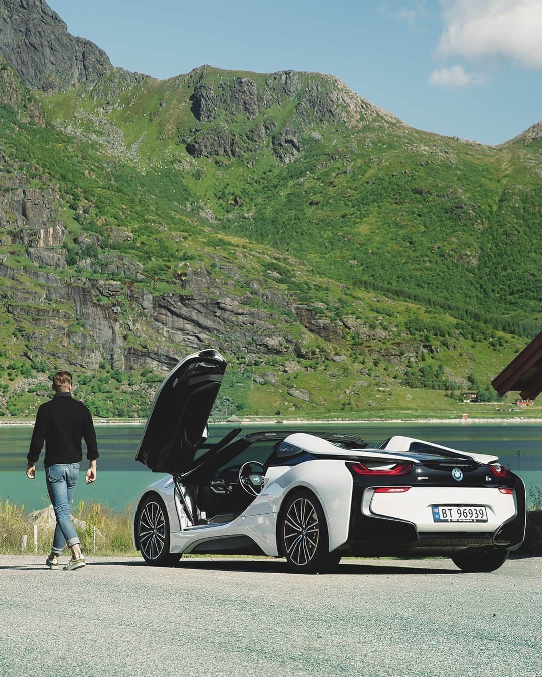 BMWのインスタグラム：「Swimming or hiking first? Will decide that later.  The BMW i8 Roadster. #THEi8 #BMW #i8 #BMWi #BornElectric @bmwi @bmwgroupculture」