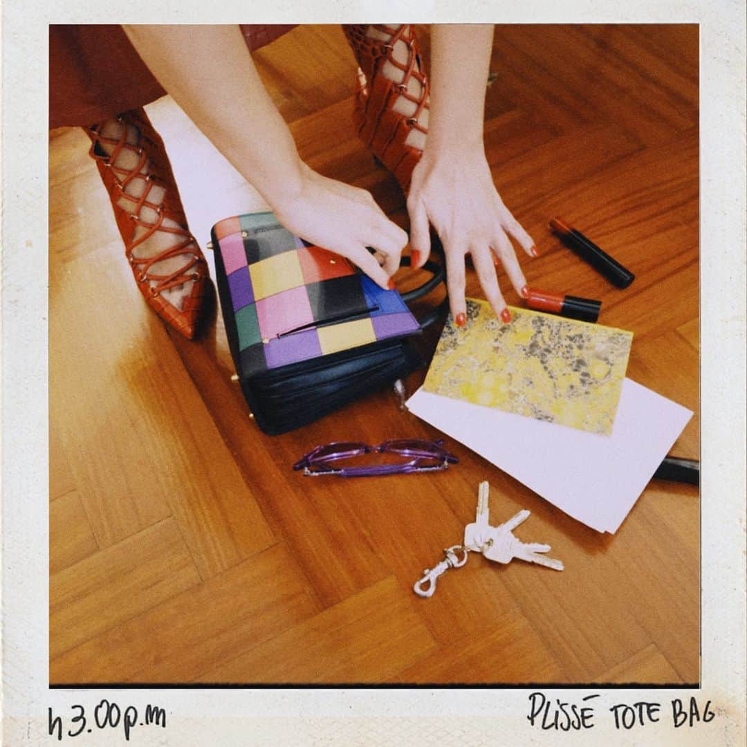 サラバターリアのインスタグラム：「...3.00pm, PLISSÈ PATCHWORK BAG」