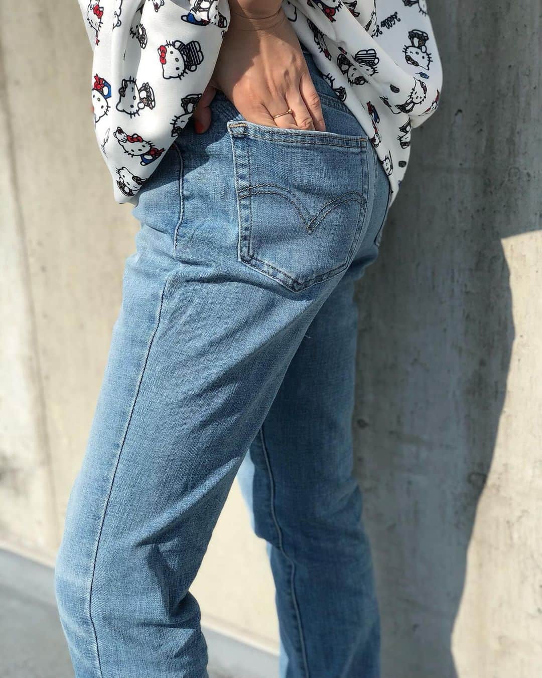 新谷美奈のインスタグラム：「.﻿ ﻿ 奇跡的に再入荷したremake denim👖﻿ のびのびのストレッチ入りで﻿ ノンストレスではける一本です🥰﻿ ﻿ そしてそして‼️﻿ ソフトバンクホークス日本一⚾️👑﻿ おめでとうございます🎉﻿ 去年に続き4連勝Vってすごい😍👏﻿ 日本一を祝して明日から3日間は﻿ ゆめポイント5倍‼️﻿ ぜひお得なこの機会にご来店下さいね💛﻿ ﻿ Nina mew﻿ tops ¥23,000+tax﻿ denim ¥15,000+tax﻿ 26inch only boots ¥26,000+tax﻿ ______________________________________﻿ ﻿ 🎅🏻Nina mewの商品を税込4万円以上お買い上げの方に﻿ ロゴトートバッグをプレゼント！﻿ (なくなり次第終了となります)﻿ ﻿ @ninamew_official#Ninamew#ニーナミュウ#ゆめタウン#ゆめタウン佐賀#セレクトショップ#selectshop」