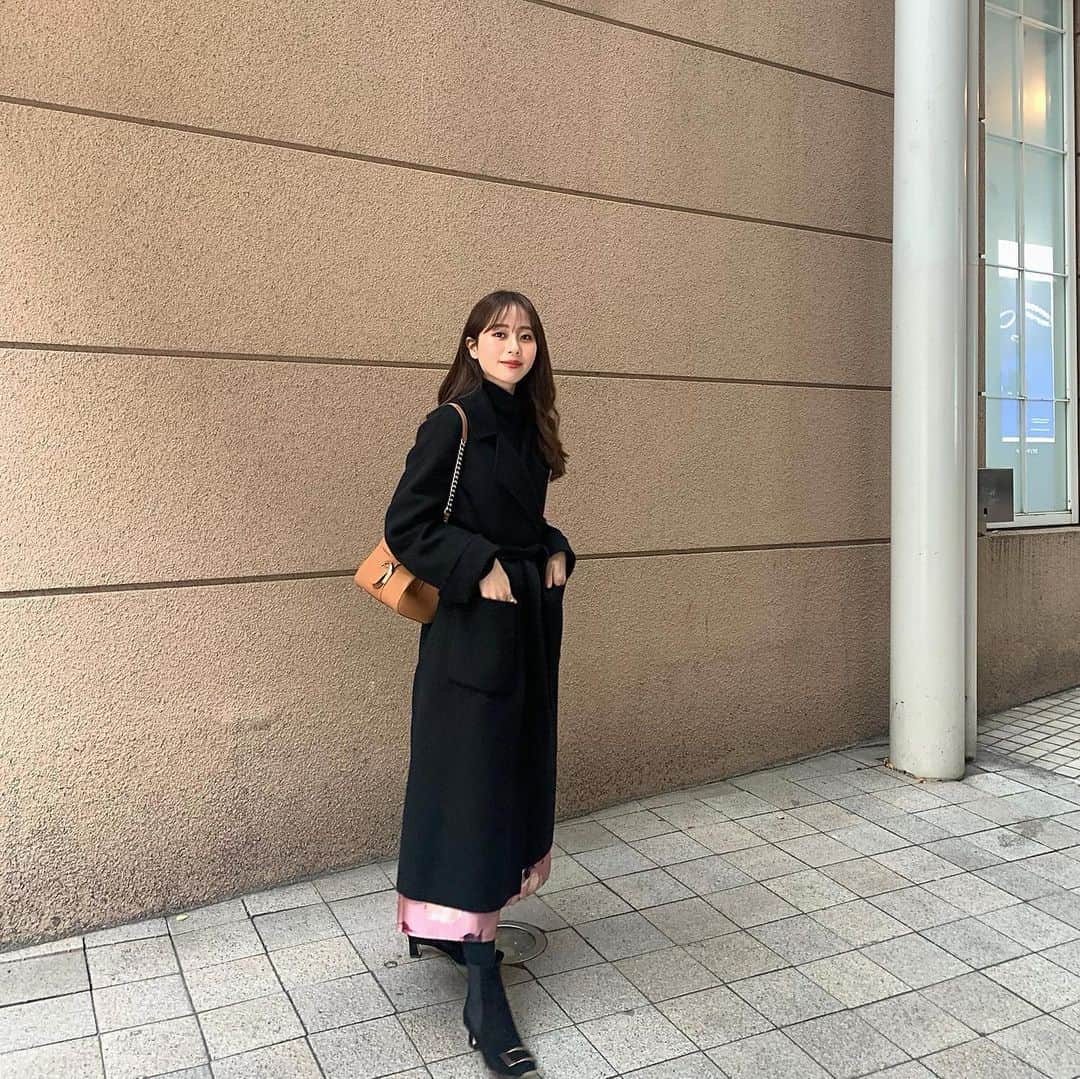 ハンナミのインスタグラム：「너무 추워졌네요 ❄️  今年の冬も このコートにまたお世話になります😚 新作フラワースカートがちらり♡  coat, skirt @eneu.official」
