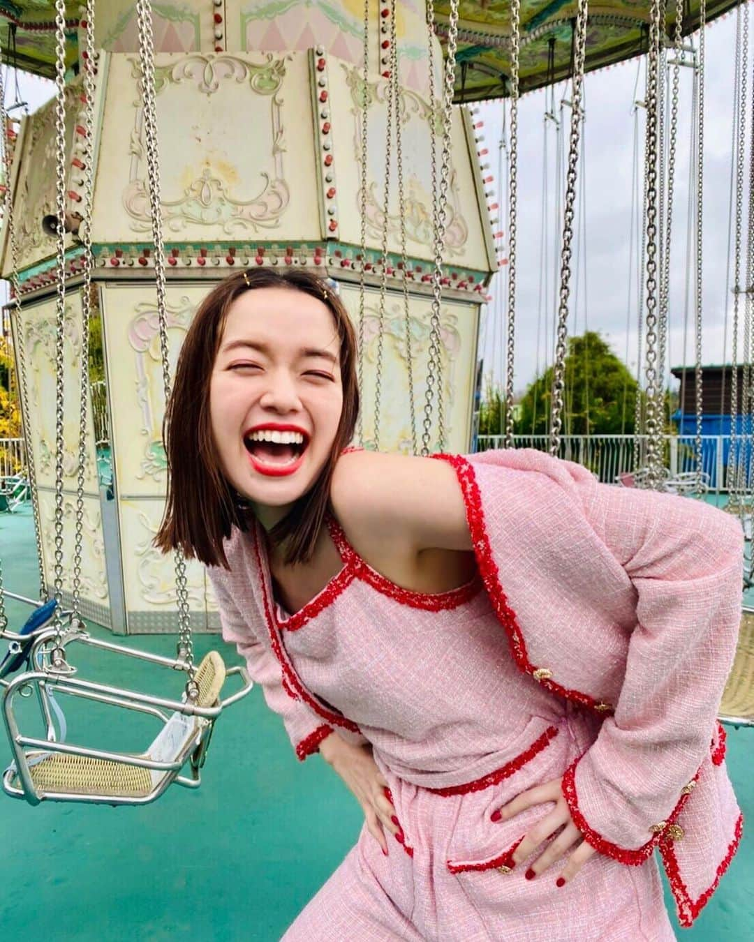 佐藤栞里さんのインスタグラム写真 - (佐藤栞里Instagram)「. 冬の訪れを感じる時期ですが。 雑誌の撮影ではいよいよ春物のお洋服が そろりそろりとやってまいりました！ カイロと腹巻きともこもこ靴下が 欠かせない毎日になりそうです☺️ #本日はarの撮影でサマーランドへ #遊園地×ミニスカート #なんだかピチレモンを思い出し #あの頃よくしていたであろうポージングを🖐🏻笑」11月25日 22時33分 - satoshiori727