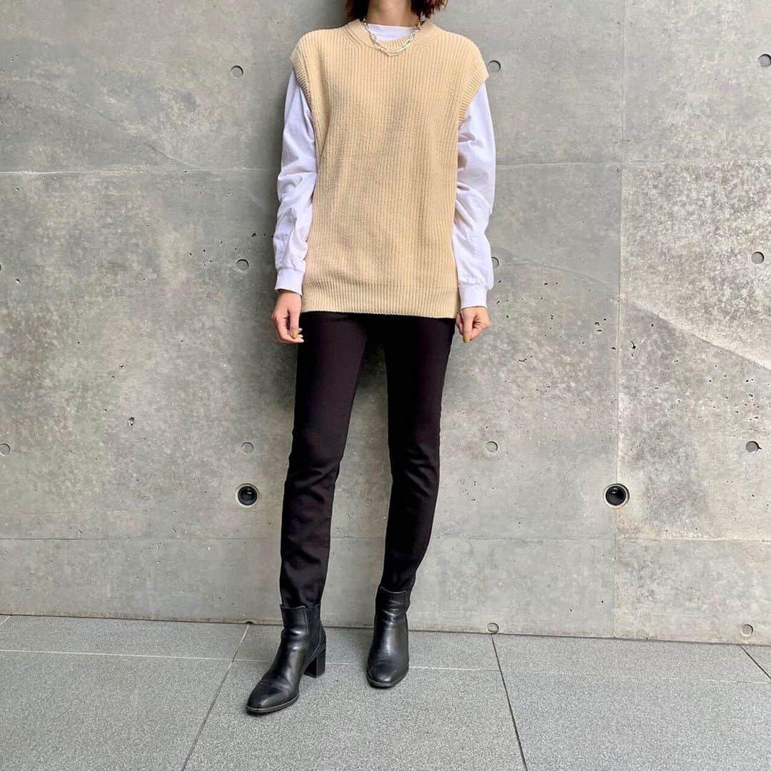 Moname Official Instagramのインスタグラム：「.  定番のスキニーシルエットのEMMA(エマ)👖 ストレッチが効いていながらも 柔らかい生地なので穿き心地抜群です✨ . EMMA -skinny- No.41102010 Color. BLK ¥14,000 +tax . 165cm  #moname #モナーム#20aw#ストレート #denim #fashion #ootd #おしゃれ #おしゃれ女子 #パンツ #カジュアルコーデ #シンプルコーデ #着回しコーデ #今日のコーデ#パンツスタイル#着画 #ラフコーデ #きれいめコーデ #ストレート #冬コーデ #着回し #160cm  #大人女子#デニム#美脚#ストレッチデニム #大人カジュアル#秋冬#黒スキニー#スキニー」