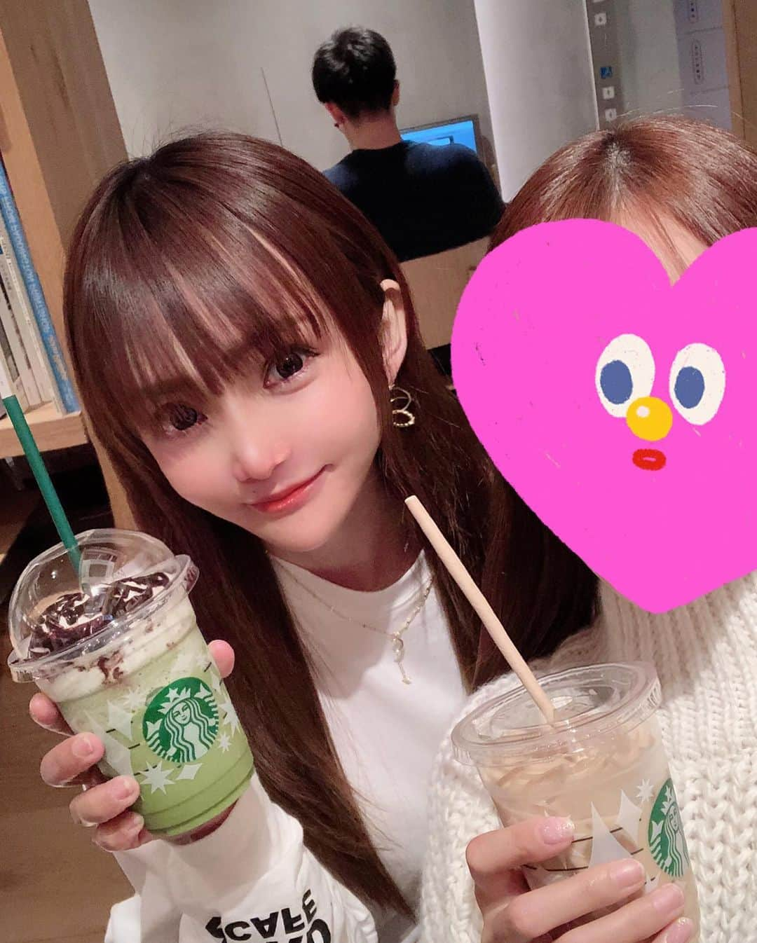 宇佐美あいりさんのインスタグラム写真 - (宇佐美あいりInstagram)「久々に姉妹でスタバ👭💖妹はソイラテ✨姉はご飯の後なのにチョコとクリーム追加の抹茶フラペチーノ😂wあと旅行でユニバのお土産もらった😻ユニバのキラキラキティちゃん好きなんだよね😽♬  #抹茶フラペチーノ#チョコソース#ホイップクリーム#追加#フラペチーノ#ソイラテ#姉妹#カフェ#cafe#sweets#drink#スタバ#スターバックスコーヒー#starbucks#お土産#旅行#大阪#ユニバ#ユニバーサルスタジオジャパン#キティちゃん #hallokitty #japanesegirl#followme #instadaily#instalike#igers #selfie#instagood」11月25日 17時05分 - airi.usami_official