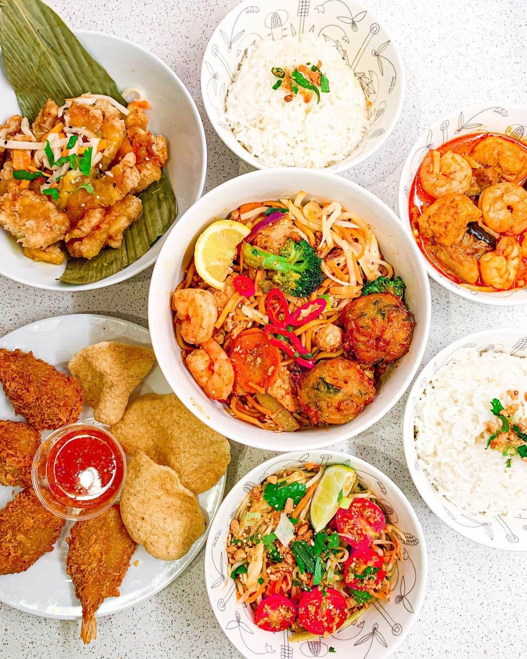 Eat With Steph & Coのインスタグラム：「A lockdown feast at home from @bananatreeuk with some yummy Indo-Chinese cuisine 💖 Our favourites were the Mekong crispy prawns with a tasty golden crunch for starters, and the Malaysian prawn kari made from succulent tiger prawns gently cooked with aubergine and bamboo shoots in a creamy coconut curry. Two completely different ways of cooking prawns, yet both utterly delicious! 🤤 ⠀ ⠀ Currently available for delivery and takeaway for a great night-in 🙌 #invite⠀ ⠀ 💞SAVE and SHARE 💞this post for your next food hunt in London!⠀ 📸: @rain.sprout⠀ ⠀ 📍 Location: Various/Delivery at home⠀ 💰 Price: £10-20pp⠀ 👨‍🍳 Cuisine: Indo-Chinese⠀ ❤️ Best for: Casual dinner⠀ ☎️ Book ahead: Optional⠀ 🌱 Veg options: Yes⠀ 🍽 Top dishes: ⠀ - Malaysian prawn kari⠀ - Mekong crispy prawns⠀ ⠀ #foodstagram #eeeeeats #forkyeah #londonfood #timeoutlondon #eatlondon #infatuationlondon #foodenvy #thaifood #foodthai⠀ #foodthaistyle #thaicooking #papayasalad #panasianfood #thaicuisine #thaitakeaway #lockdownfood #deliveroo #thaicurry #thaifoodlovers⠀ #indochinesefood #padthai #padthainoodles #padthailove #papayasaladlover #chickenpadthai #takeawaynight #takeawayfood」