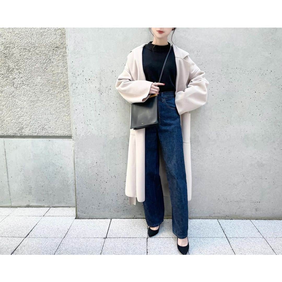 kumiのインスタグラム：「today's☺︎☺︎  久しぶりにヒールを履いて綺麗めカジュアル。  ニットとデニムはUNIQLO Uで ( ニットはメンズの今値下げされているやつです☺️ ) REEDITのコートは襟をぬいてゆるっと…  縦になが〜く🦒 背を高く見せれるようにコーディネート️。 ( #永遠のコンプレックス )  コート🧥は楽天roomに載せてます🌿  #reedit#PR#uniqlo#uniqlou#celine#pellico」