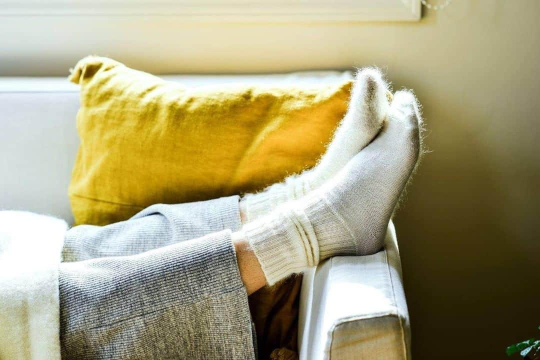 日本アロマ環境協会(AEAJ)のインスタグラム：「朝晩冷え込む日が多くなってきましたね。 室内でもこまめな換気が必要な毎日、気がつけば手足が冷え切っていることも。  そこで今回は、AEAJ会員の皆さんが実践する、身体を温めるアロマ活用法をご紹介します。  ＜温めアロマでフットケア＞  ホホバ油に、ジンジャー、ジュニパーベリー、スイートオレンジ、シナモンの精油を混ぜ合わせたトリートメントオイルでフットケア。 お風呂上がりに、足先から血流を促すようにやさしく塗り込むのがポイント。 かかとの乾燥対策にもおすすめですよ。  ※スパイス系の精油は皮膚刺激がある場合があります。  肌の弱い方は使用を控えるなどご注意ください。 ※必ず精油を1%以下に希釈しご使用ください。  #AEAJ #aroma #アロマ #アロマテラピー  #精油 #温活 #アロマトリートメント　#フットケア #香りのある生活　#アロマのある生活」