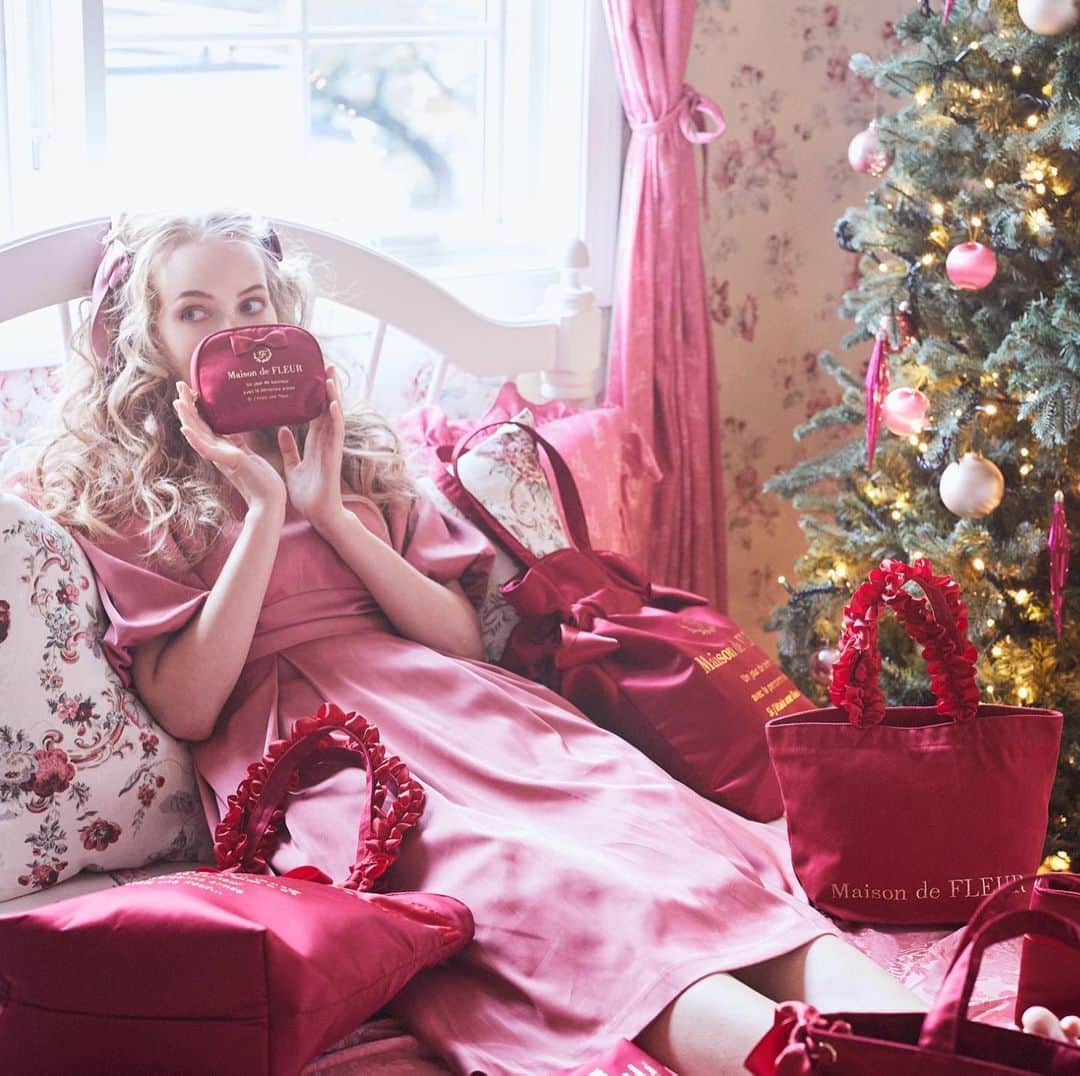 maisondefleur_pressさんのインスタグラム写真 - (maisondefleur_pressInstagram)「. joyeux Noël🎄🎁 . 11/27(fri)より全国ショップにて クリスマスルージュシリーズが販売開始🎀 . クリスマスを連想させる赤いカラー . Maison de FLEURでは 少し大人っぽいRougeの色味で 定番アイテムをそろえました♪ . 裏地もクリスマスらしい 緑と赤のタータンチェックで クリスマスムードをお祝い🎊✨ . . 公式通販ストライプクラブ、 ZOZOTOWNでは 11/26(thu)20:00より販売開始です。 . お見逃しなく✨ . . #maisondefleur#メゾンドフルール#フルール#フルール女子 #クリスマス#オーナメント#飾り#オーナメント#クリスマスオーナメント #かわいい女の子#かわいいもの好きな人と繋がりたい #クリスマスアイテム#クリスマスプレゼント #ルージュ#ルージュカラー#クリスマスカラー .」11月25日 17時21分 - maisondefleur_press