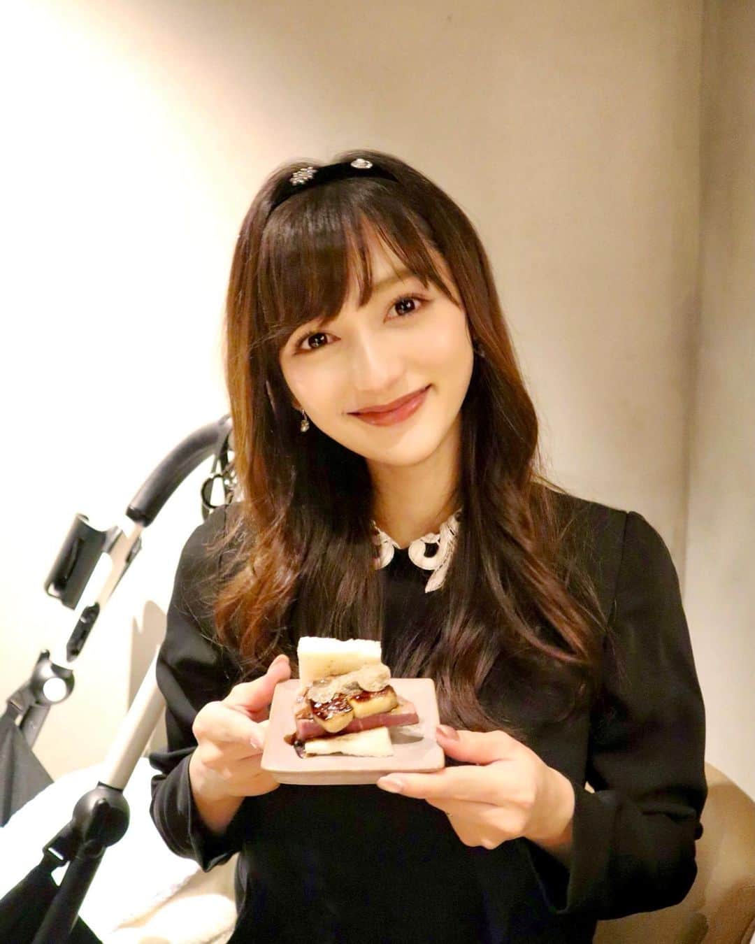 のインスタグラム：「産後初の外食〜っ🥺🍽 先日、18日にオープンしたばかりの焼肉うしごろ表参道店に家族3人で行ってきました🥩  息子も一緒だったので個室で👶🏻 天井まで壁がある完全個室で、ベビーカーのまま入れたし店員さんもとっても優しくて助かりました✨  ちなみに手に持っているのは「牛ヒレ・フォアグラ・トリュフのロッシーニサンド」です❣️ 表参道店の限定メニューなんだって✨ ブーケのような和牛カルパッチョや、和牛とシーフードの石焼きトマトリゾットも表参道店だけの限定メニューだそう🤩💡  お肉はもちろんどれも美味しすぎたし、豪華な食材をこんなに使ってなんと1人1万円のコースでした❤️ うしごろは雰囲気も良いしコスパも良くて大好き🥰  📍焼肉うしごろ表参道店 @ushigoro_yakiniku  渋谷区神宮前5-50-3 アーバンテラス青山2F 03-3400-4129  #rubi__restaurant#ushigoro#yakiniku#omotesando#うしごろ#表参道#焼肉うしごろ#焼肉うしごろ表参道店#男の子ママ#ベビーカーok#新米ママ#個室焼肉#赤ちゃんとお出かけ#赤ちゃん連れ旅行#東京ママ#子連れok#子連れ焼肉#子連れディナー」