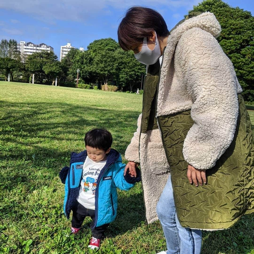 Laundry ランドリーさんのインスタグラム写真 - (Laundry ランドリーInstagram)「はじめての親子おそろい、リバボアコーデでお散歩✨の様子を アップしてくださった @sloth_ricky_29 様😇  息子さんは歩く練習中…♪がんばれ～～っ🥳  @sloth_ricky_29 様、ご投稿ありがとうございました💕 これからも親子おそろいコーディネートを楽しんでくださいね☆  ＿＿＿＿＿＿＿＿＿＿＿＿＿  早朝散歩で息子の歩く練習👟👟👟👟 3人で初めてのお揃い✨ ランドリーのリバボア🎵フワッフワッ🎵 もう間もなく1歳な息子はブカブカ……それもカワイイ😚💕  #laundry038 #親子コーデ   ＿＿＿＿＿＿＿＿＿＿＿＿＿  お知らせやオンラインストアはプロフィールから ブランドサイトをチェック🧐 ⇒ @laundry_official  そしてそして、 #laundry038 をつけて投稿すると LAUNDRY公式アカウントにご紹介されちゃうかも🥰  #ランドリー #リバーシブル #ボア #ブルゾン #アウター  #リバーシブルボアブルゾン #略して #リバボア  #レディース は #コート  と #ショートブルゾン  #ユニセックス は #4色展開 #キッズ も #あるよ  #おすすめ #ブルゾンコーデ #ユニセックスコーデ  #キッズコーデ  #コーディネート #ファッション #codenate #fashion #kids #kidscodegram  #unisex #unisexfashion」11月25日 17時15分 - laundry_official