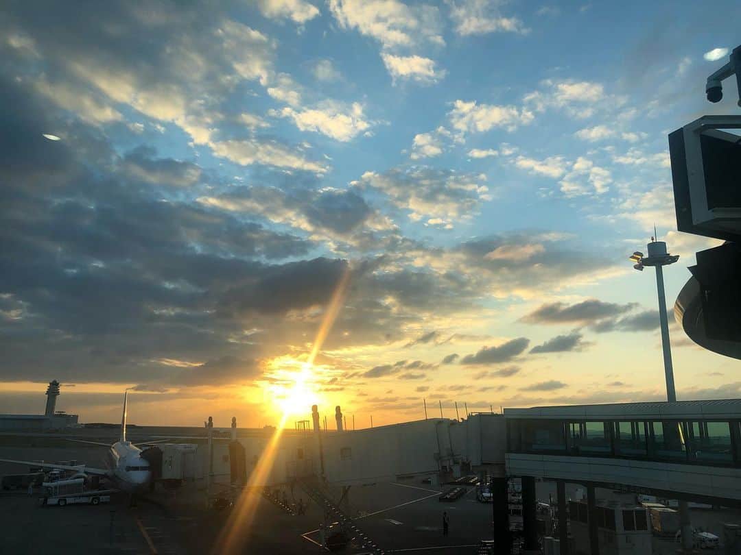 清水直行さんのインスタグラム写真 - (清水直行Instagram)「再び、沖縄へ。那覇着🛬  #沖縄 #飛行機  #夕日が綺麗  #sunset」11月25日 17時21分 - naoyuki_shimizu_