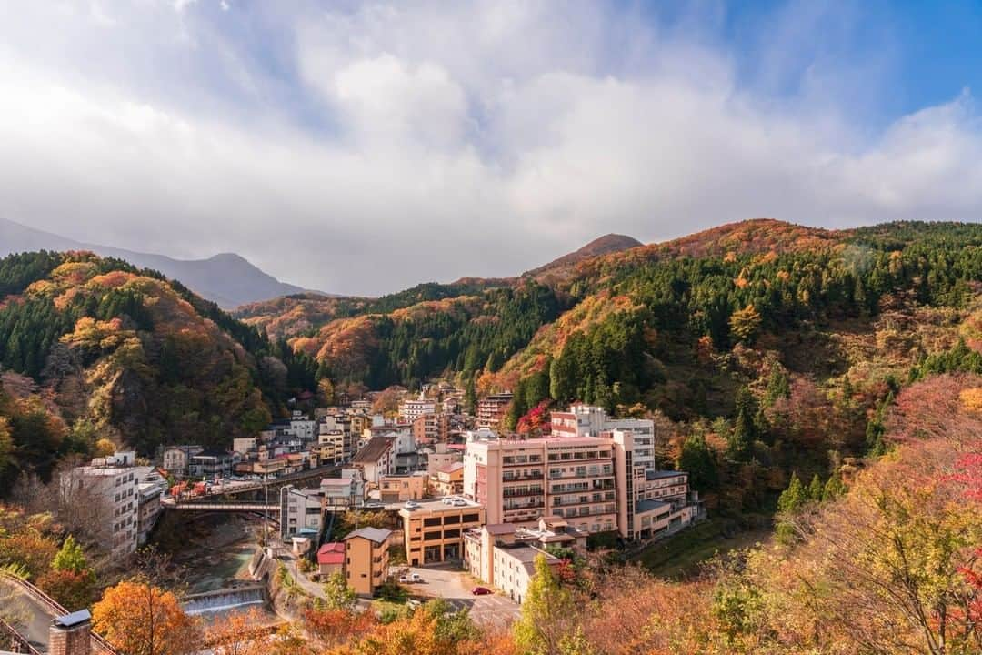 福島県さんのインスタグラム写真 - (福島県Instagram)「【土湯温泉】  吾妻の山懐に抱かれ、そぞろ歩きも楽しい、川沿いに広がる箱庭のような温泉街です。紅葉も終わりかけ。高い山から、風花が舞い飛んで来ました。よく温まると評判の温泉。まもなく雪見風呂の季節です。  #土湯温泉 #福島市 #福島県 #fukushimacity #fukushima #traveljapan #futurefromfukushima #ふくしまからはじめよう #新しい生活様式からはじめよう」11月25日 17時18分 - realize_fukushima