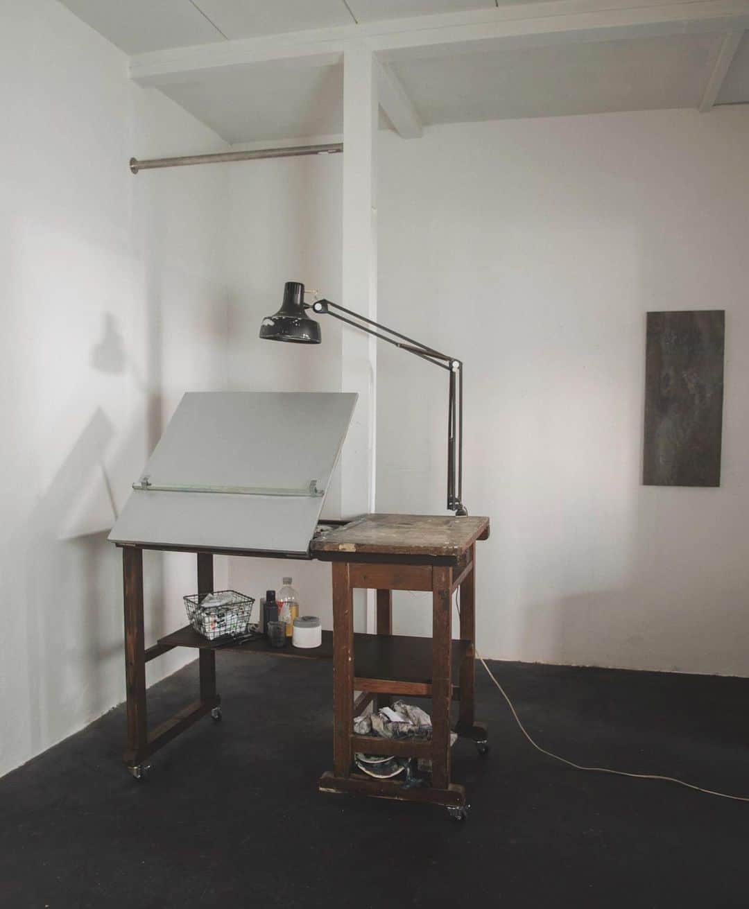 惟本康明 / yasuaki yoshimotoのインスタグラム：「色塗りと書見用の台を改造しました。 斜面の天板は畳めるし、ガルバニウム板を巻いてるのでストッパーは磁石でついてます。 必要なものをその場で足していく感じ、たのしかったな。もうすこし自分の感覚に素直でありたいです。 #interior #インテリア」