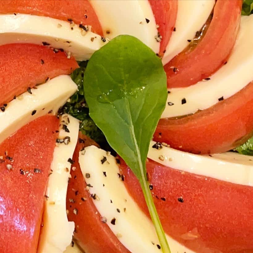 石丸幹二さんのインスタグラム写真 - (石丸幹二Instagram)「どうしても食べたくなって  トマトにモッツァレラチーズ、バジルソースをかけてルッコラを乗せる。 #パレード の稽古帰りに #石丸幹二」11月25日 17時18分 - team_kanji_ishimaru