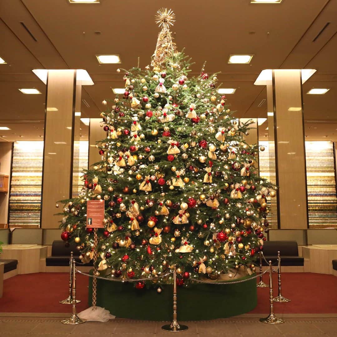 Imperialhotel_jp_帝国ホテル 公式さんのインスタグラム写真 - (Imperialhotel_jp_帝国ホテル 公式Instagram)「～帝国ホテル 東京のクリスマスツリー～ 11月23日より帝国ホテル 東京のメインロビーが、クリスマスツリーで彩られました。今年は、ゴールドと赤をモチーフに、開業130周年を記念した巾着型のオーナメントで華やかに装飾しております。また、ホテルショップ「ガルガンチュワ」では、ヨーロッパを中心に広く親しまれる「シュトレン」をはじめとした伝統的なクリスマス菓子を12月25日（金）まで販売中です。この機会にぜひお越しください。 クリスマスツリーは12月25日（金）まで設置しております。  クリスマス菓子の詳細は、＠imperialhotel_jp_official プロフィールURL（公式HP）より「帝国ホテル 東京」→「ホテルショップ」へ。  #imperialhoteljp #imperialhotel #imperialhoteltokyo #japan #tokyo #hibiya #ginza #christmas #christmastree #xmas #xmastree #gargantua #stollen #帝国ホテル #帝国ホテル東京 #東京 #日比谷 #銀座 #クリスマス #クリスマスツリー #ガルガンチュワ #シュトーレン #帝國飯店 #帝國飯店東京 #日本 #임페리얼호텔 #임페리얼호텔도쿄 #일본 #도쿄」11月25日 17時18分 - imperialhotel_jp_official