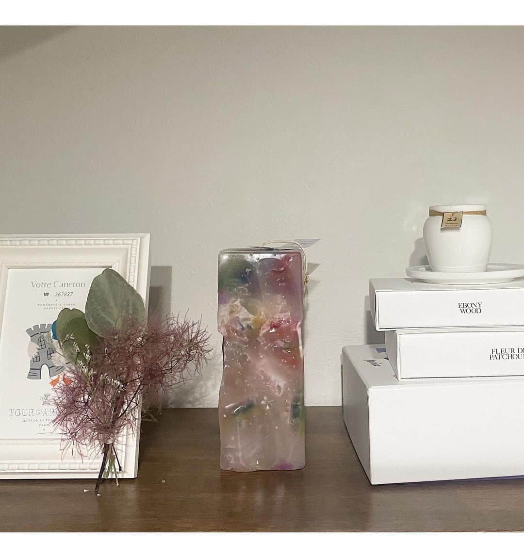 神谷由香さんのインスタグラム写真 - (神谷由香Instagram)「行ってみたかったcandle jun﻿e 一つ一つに色とりどりな顔があり﻿ どれにするかとっても悩みました🕯﻿ （選んだのは6枚目に☺︎） ﻿ アロマキャンドルは好きで沢山集めたり﻿ してたけど、candle juneさんのキャンドルは﻿ お食事のテーブルにも使いやすいよう﻿ あえて香りをつけてないのだそう🍃﻿ ﻿ キャンドルにはとっても癒し効果があります☺️﻿ 1/fゆらぎっていう、川のせせらぎやそよ風など人が 心地いと思う自然界のリズムがキャンドルの 炎のゆらめきにもあります。🕯﻿ ﻿ 場所と時間を意識したシンプルな思いの﻿ 空間デザインにとっても魅了されました😌✨﻿ ﻿ 私もデザインして作ってみよう🥰﻿ ﻿ 店内のナチュラルなビネガードリンク﻿ もおいしかった😋🥤﻿ ﻿ ﻿  #candle #キャンドル #candlejune #アロマキャンドル　#aromacandle」11月25日 17時19分 - kamiya_yuka_
