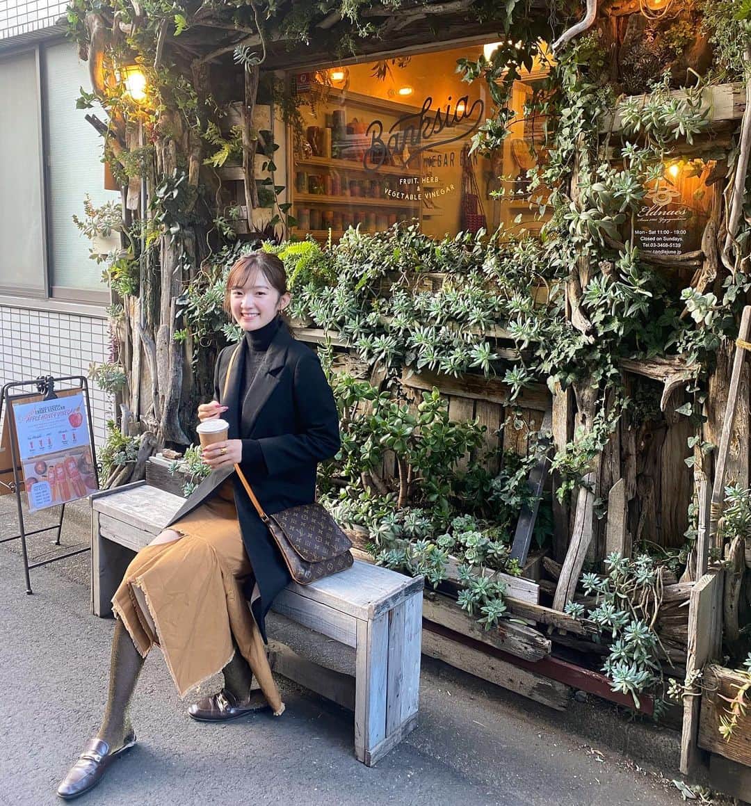 神谷由香さんのインスタグラム写真 - (神谷由香Instagram)「行ってみたかったcandle jun﻿e 一つ一つに色とりどりな顔があり﻿ どれにするかとっても悩みました🕯﻿ （選んだのは6枚目に☺︎） ﻿ アロマキャンドルは好きで沢山集めたり﻿ してたけど、candle juneさんのキャンドルは﻿ お食事のテーブルにも使いやすいよう﻿ あえて香りをつけてないのだそう🍃﻿ ﻿ キャンドルにはとっても癒し効果があります☺️﻿ 1/fゆらぎっていう、川のせせらぎやそよ風など人が 心地いと思う自然界のリズムがキャンドルの 炎のゆらめきにもあります。🕯﻿ ﻿ 場所と時間を意識したシンプルな思いの﻿ 空間デザインにとっても魅了されました😌✨﻿ ﻿ 私もデザインして作ってみよう🥰﻿ ﻿ 店内のナチュラルなビネガードリンク﻿ もおいしかった😋🥤﻿ ﻿ ﻿  #candle #キャンドル #candlejune #アロマキャンドル　#aromacandle」11月25日 17時19分 - kamiya_yuka_