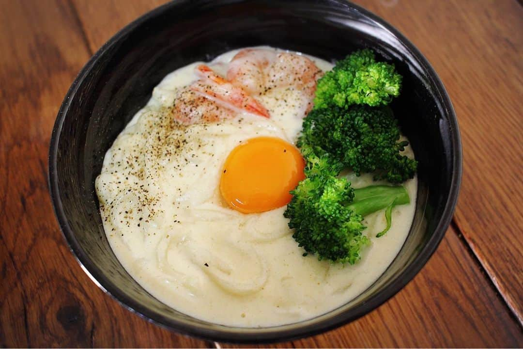 川島章良のインスタグラム：「. . .  今回作ったのは『チーズフォンデュうどん』です。  チーズフォンデュみたいなうどんです。  チーズ好きにはたまらない一品ですよ。  カルボナーラにも近いかも。  ▼今回の材料 うどん  １玉 白だし  小さじ１ 津乃鶴だし １/２パック ブロッコリー チーズ　　　　　100g 片栗粉  小さじ１ 黄身  １個 海老  ４個 牛乳 白ワイン　　今回入れ忘れ　小さじ1  作り方はYouTubeのかわだしクッキングをみてください  #かわだしクッキング #チーズフォンデュ #チーズフォンデュうどん #卵 #うどん #チーズ #だしパック #だしパック料理研究家」