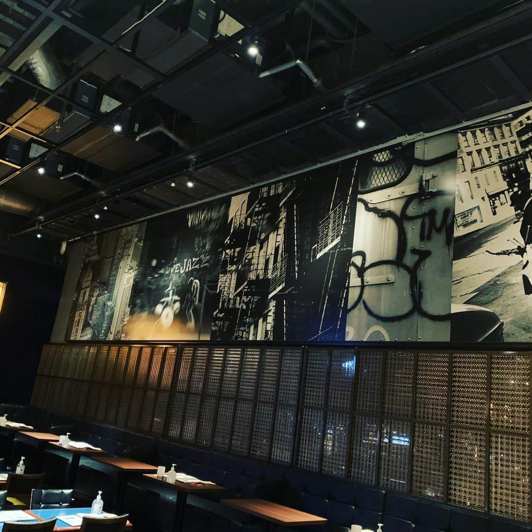 YURIのインスタグラム：「千秋楽。まだまだこの音に浸っていたいけど本日で終了。#久保田利伸　@bluenotetokyo ご来場の皆様、一緒に楽しみましょうね❣️All good things must come to an end... last day with @toshinobu_kubota here at the bluenote. It’s been such a great run, not to mention it brought me back to life, being in the presence of such great artists!! 🎤🎼🥰#japan #tokyo」