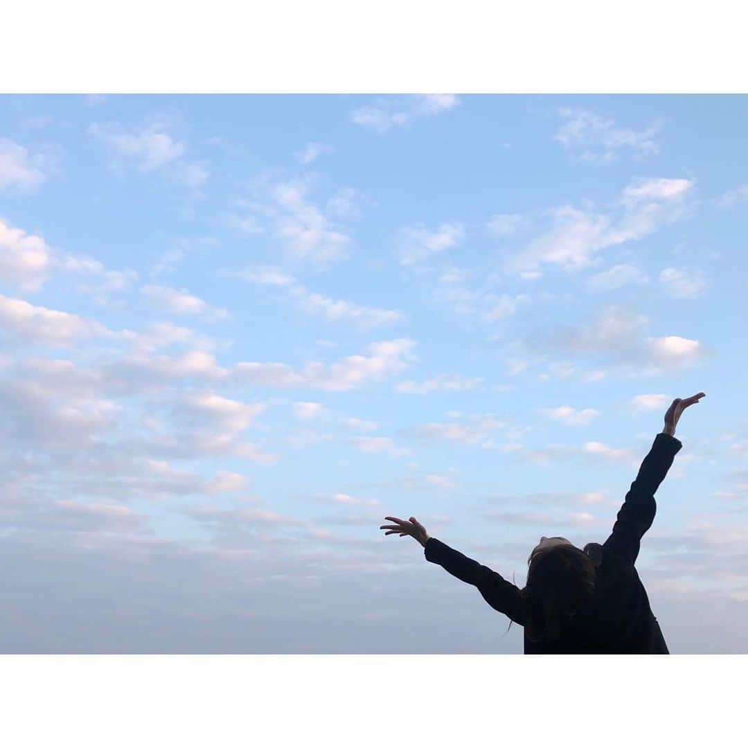 天玲美音さんのインスタグラム写真 - (天玲美音Instagram)「sky Mion♡両手を大きく広げて 空を見上げよう！  #空 #sky #skyMion #青空 #ソライロ #雲 #可愛い #水色 #大空 #空を見上げよう by#天玲美音」11月25日 17時24分 - miontenrei