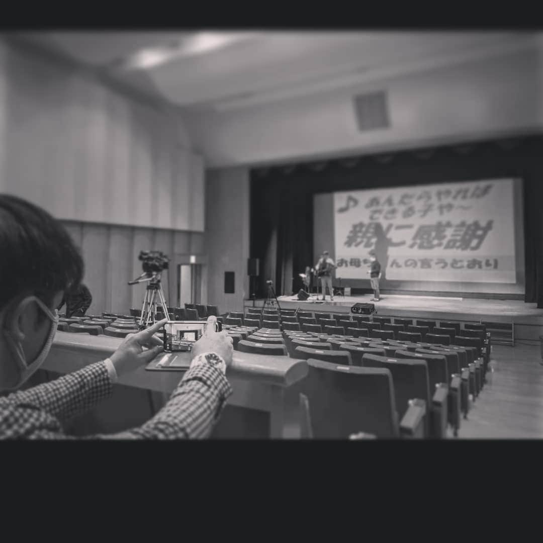 松本隆博のインスタグラム：「。 松本隆博は本当に幸せ者だ。 今日のイベントは独りだと これは体力的にやばいと、 以前に声掛けしてました。  今日はわざわざ滋賀県から 多喜くんと芝原くんが朝早く から迎えに来てくれ、車で 送り迎えや荷物運び、撮影 など手伝ってくれました(*Ü*) とってもとってもとっても、 助かりました。 帰りにスーパーにも立ち寄って もらい、明日の食材 も買えました(˙◁˙)。。  お陰様でもう今は、、 布団の中なのだ(~0~) 寝るのはほんとしゃーわせ (*˘︶˘*).｡.:*♡  松本隆博は本当に幸せ者。 ありがとうね！ 今日も大成功！大感動😭。  ～人生遊歩道～」