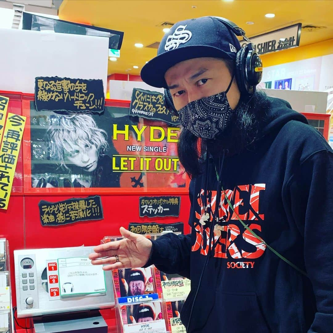 Kuboty さんのインスタグラム写真 - (Kuboty Instagram)「HYDEさんのニューシングルLET IT OUT本日リリース㊗️おめでとうございます〜🎉 Kubotyは作曲編曲ギターで参加しております、是非チェックしてください‼️  #HYDE #LETITOUT #kuboty #shredderssociety #クボティ事業拡大」11月25日 17時25分 - kuboty666