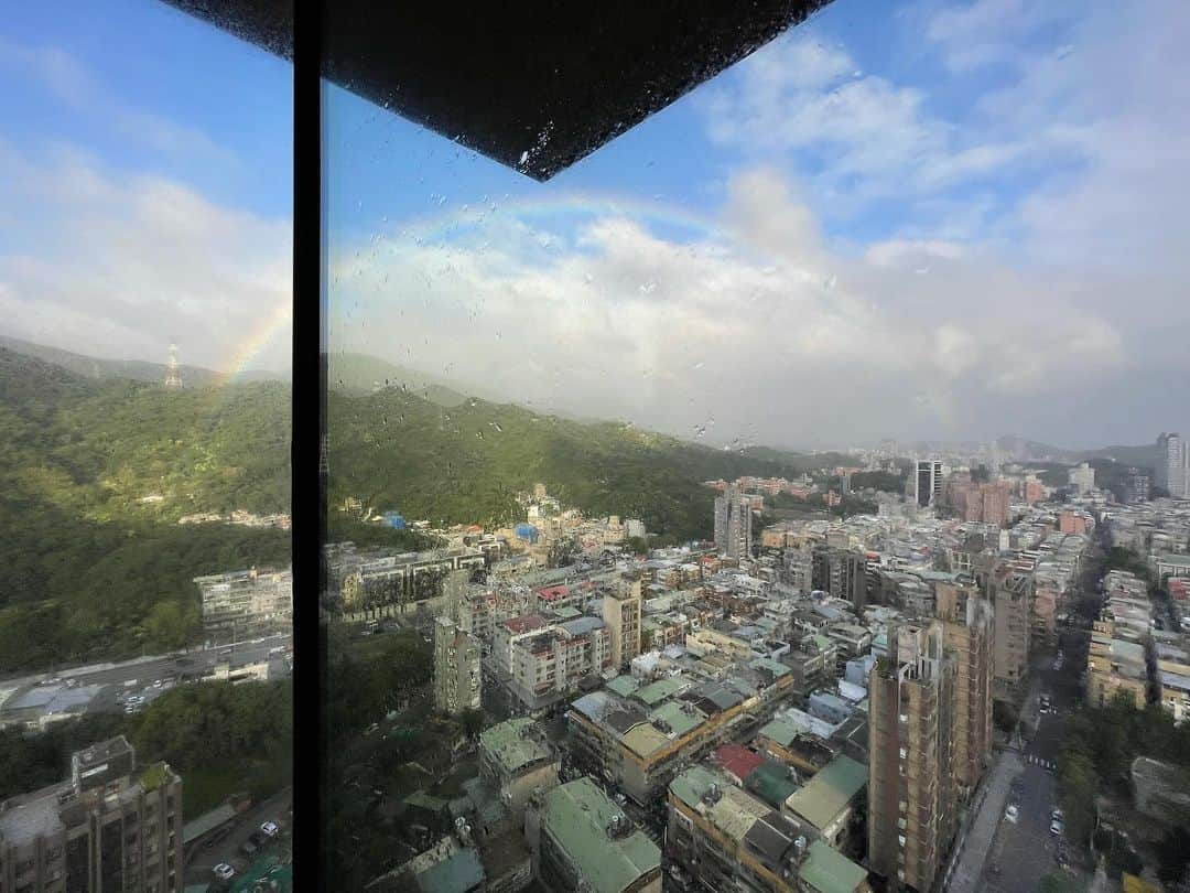 林俊傑のインスタグラム：「Rain + Sun = Rainbow 🌈」