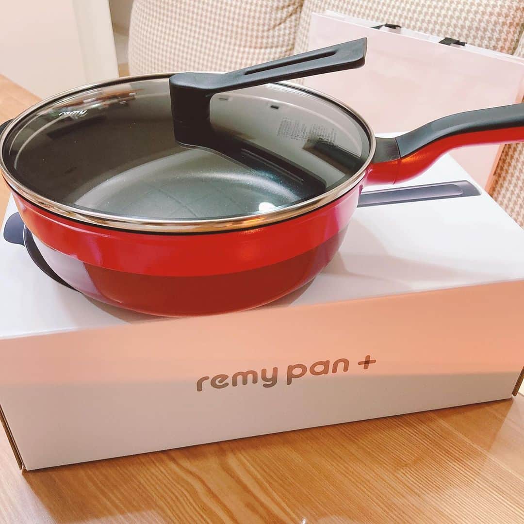 のインスタグラム：「あの！主婦と言えばのレミパンをいただきました(´；ω；`)！！ 嬉しい。今日からこれで料理上手目指す！ #レミパン　#remypan #赤」