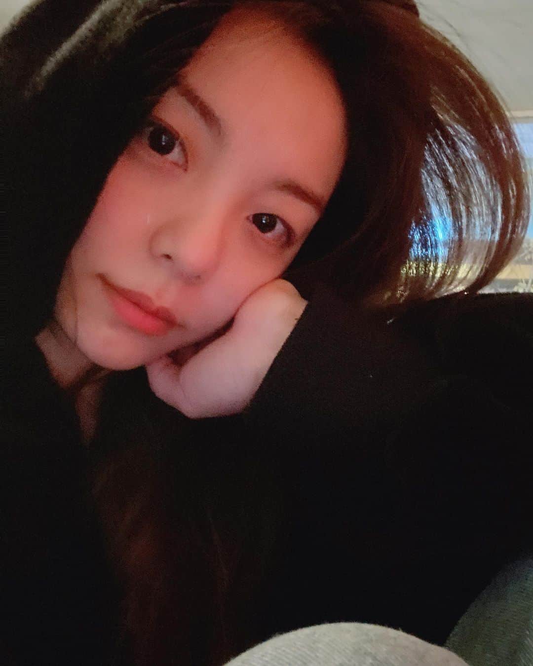 エイリーのインスタグラム：「일리언 애기들 모해?  Water my lil aileeans doin rn?」